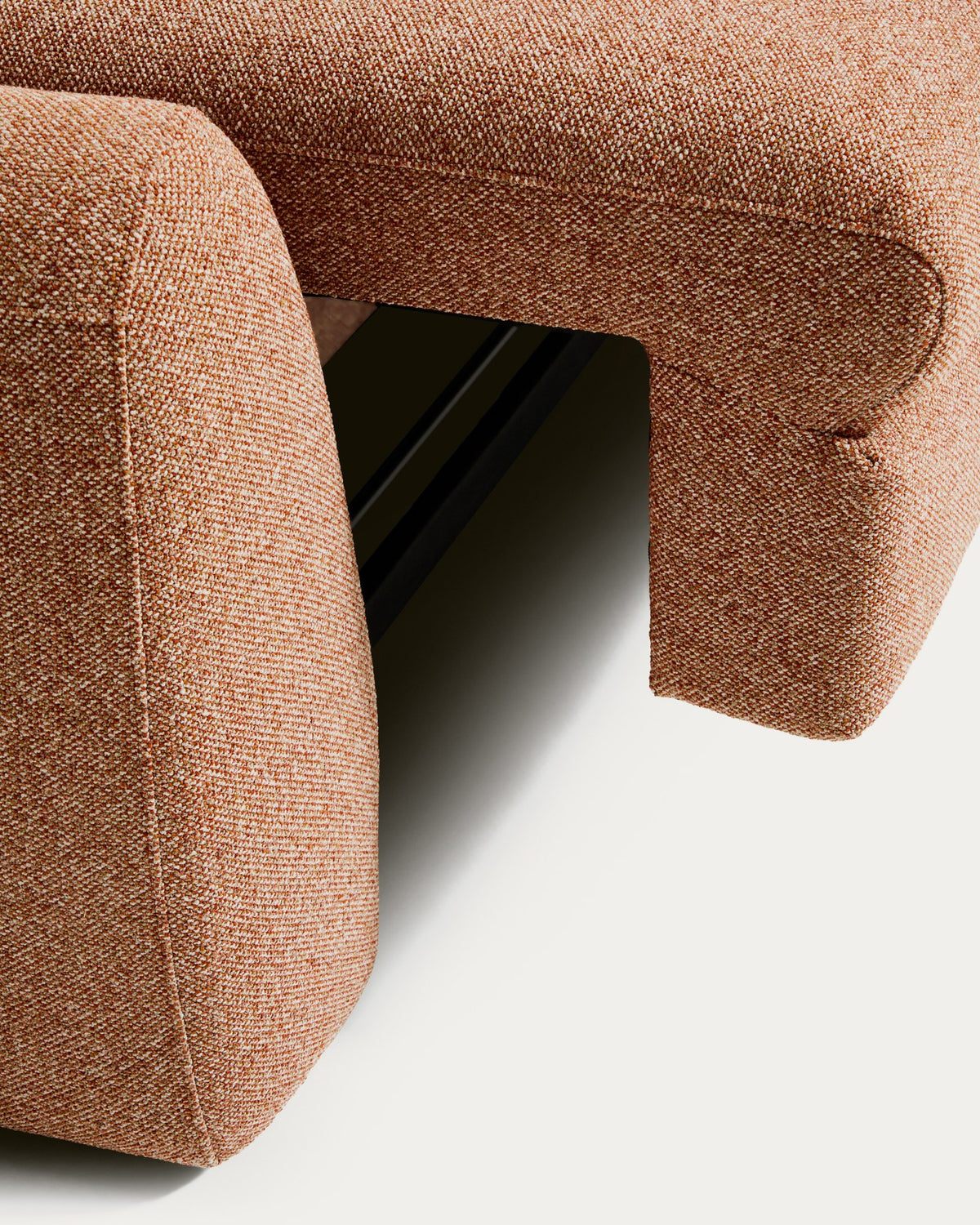 Foto des 4-Sitzer Schlafsofas Vera in Terrakotta von Kave Home mit abgerundeten Armlehnen, schwarzen Beinen und strukturiertem Gewebebezug.