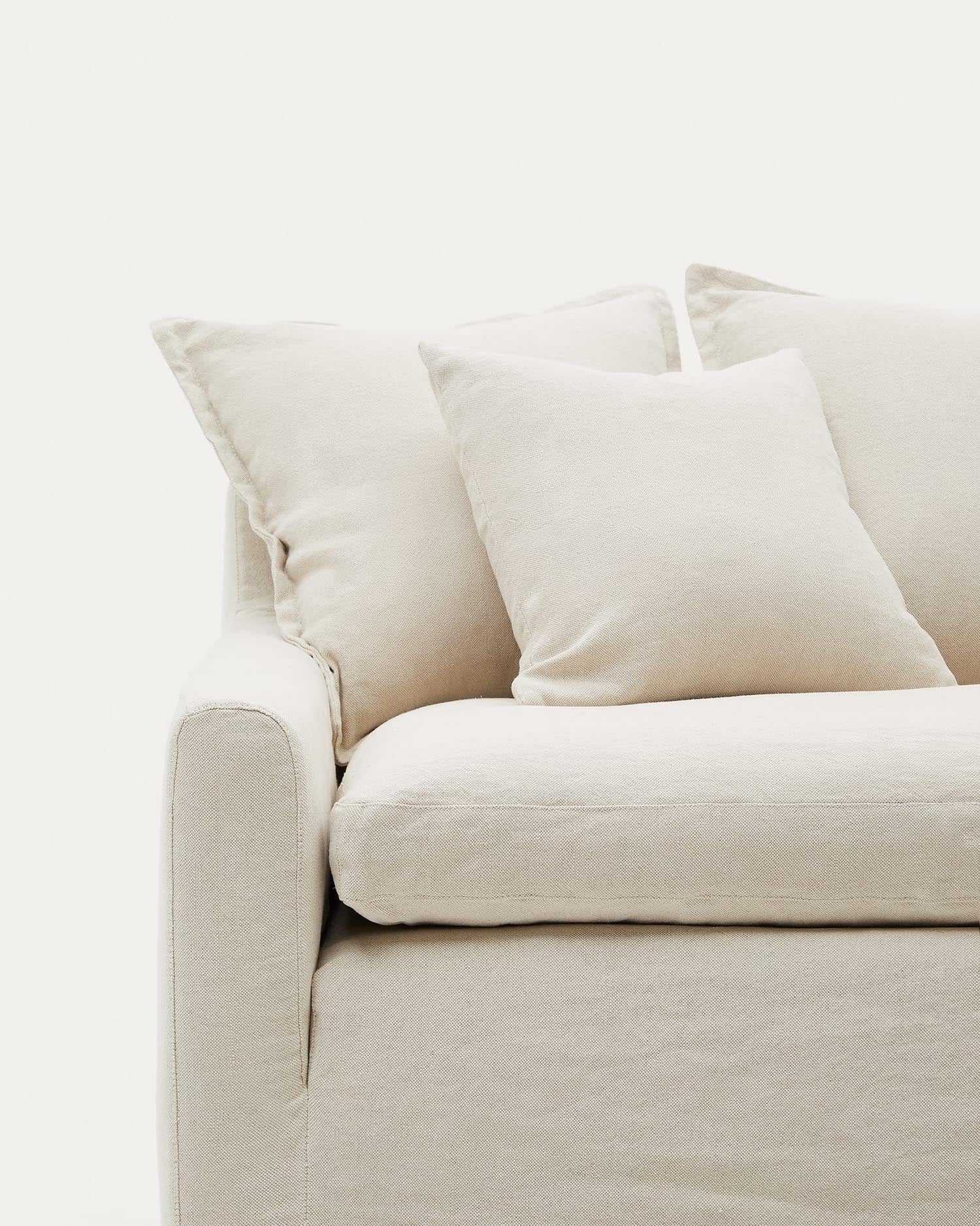 Der Zenira Bezug für 3-Sitzer-Sofas in Beige kombiniert Komfort und Stil, schützt Ihr Sofa und bringt frischen Wind in Ihr Wohnzimmer.