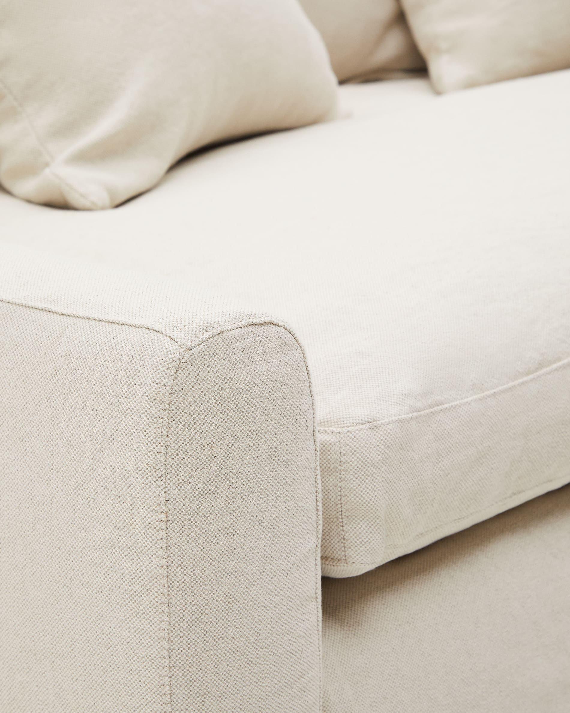 Elegantes Zenira 3-Sitzer-Sofa in Beige, 230 cm, mit abnehmbarem Baumwoll-Leinen-Bezug für optimalen Komfort und mühelose Reinigung.