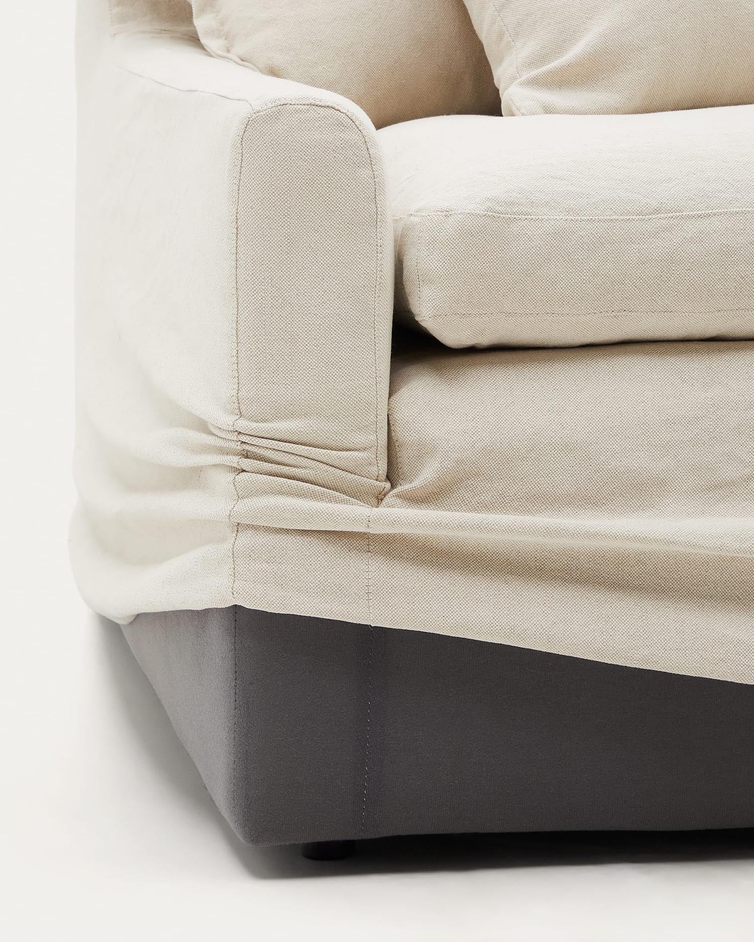 Entdecken Sie das Zenira 3-Sitzer-Sofa in Beige von Kave Home: 230 cm, eleganter Baumwoll-Leinen-Bezug, abnehmbar für einfache Pflege und maximalen Komfort.
