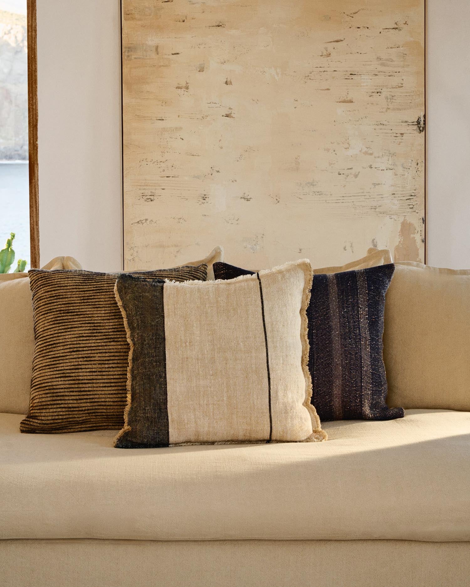 Elegantes 3-Sitzer-Sofa Zenira in Beige, 230 cm, mit abnehmbarem Baumwoll-Leinen-Bezug und komfortablen Kissen für stilvolle Wohnräume.