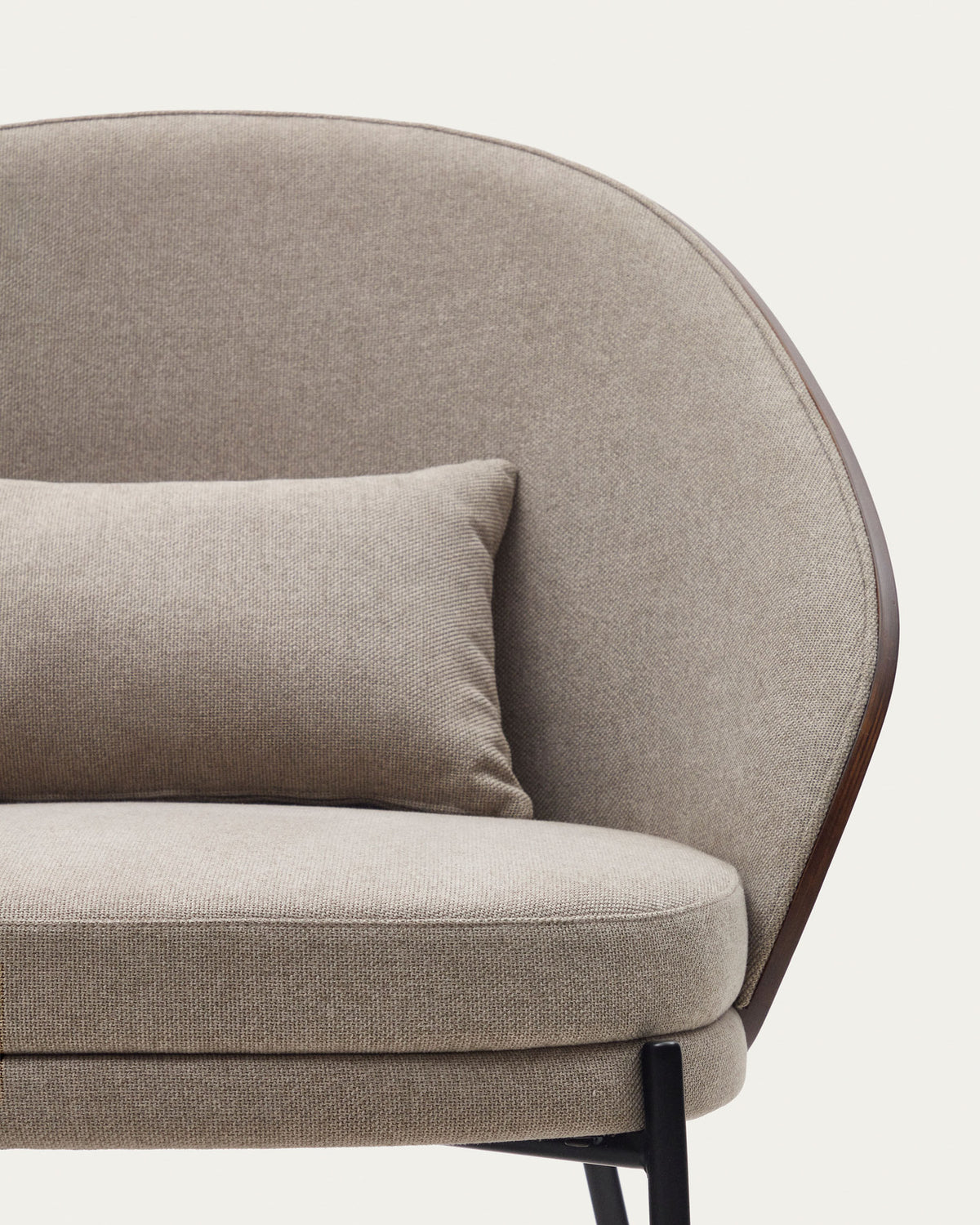 Eamy Sessel hellbraun Eschenfurnier mit Nussbaum-Finish und Metall in Schwarz in Beige präsentiert im Onlineshop von KAQTU Design AG. Sessel ist von Kave Home