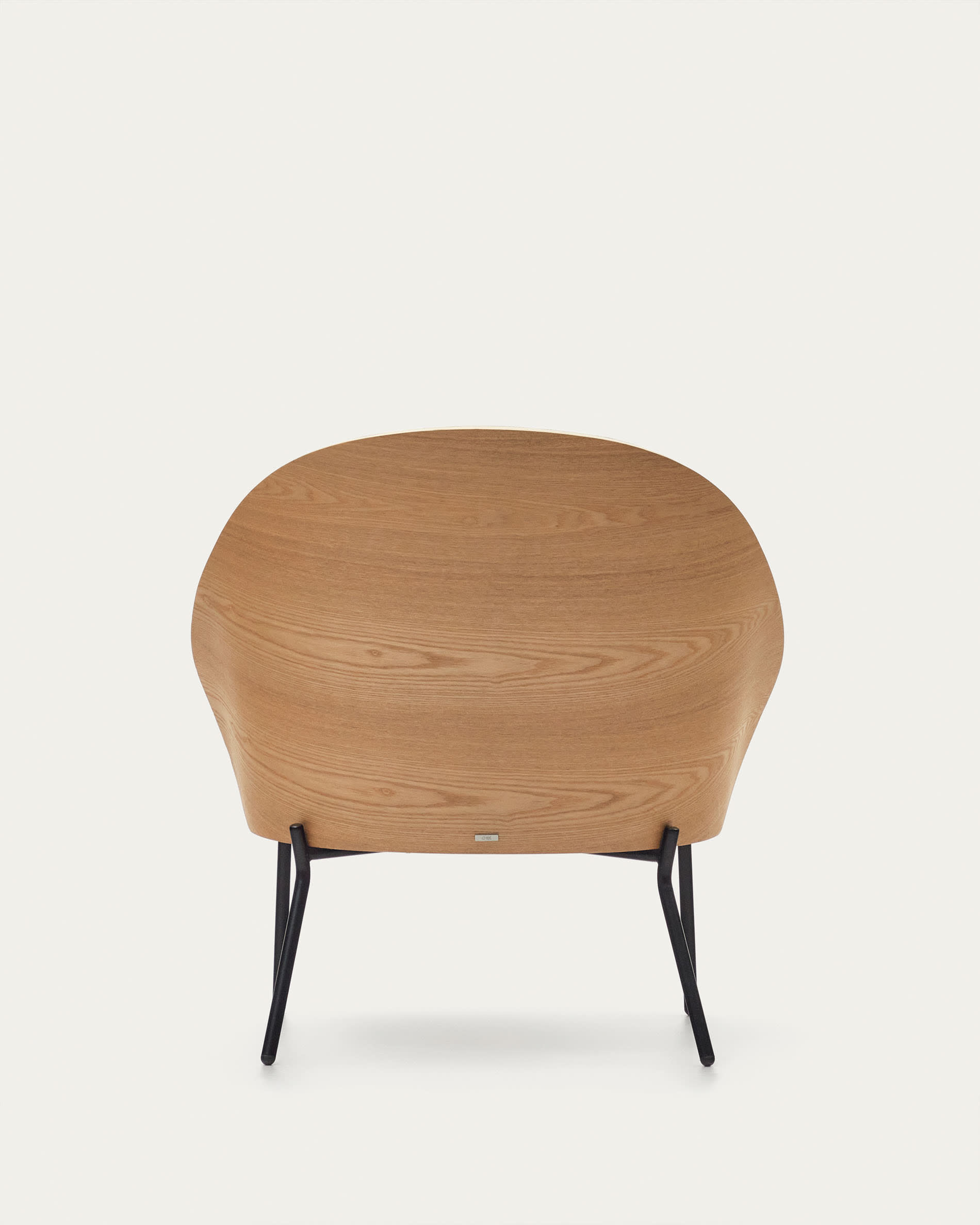 Eleganter Eamy Sessel in hellgrau mit Eschenfurnier und schwarzem Metall, vereint Komfort und modernes Design.