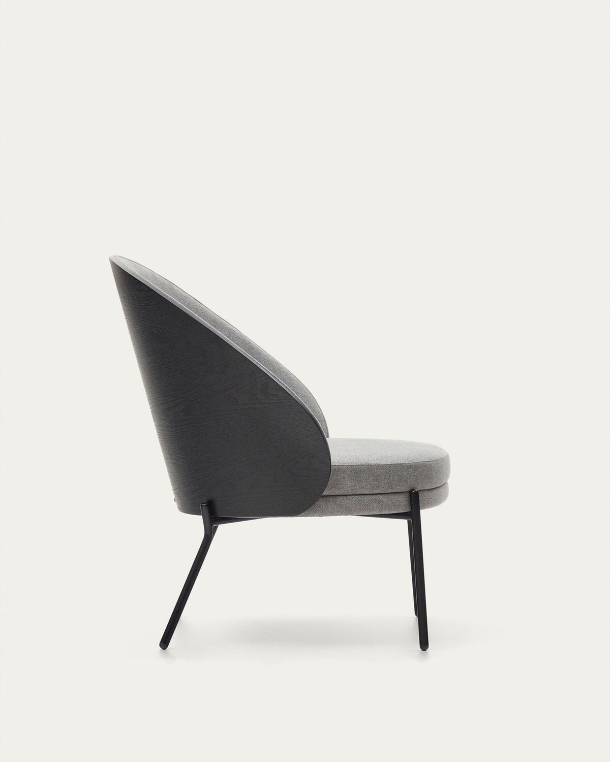 Eamy Sessel hellgrau Eschenfurnier mit schwarzem Finish und Metall in Schwarz in Schwarz präsentiert im Onlineshop von KAQTU Design AG. Sessel ist von Kave Home