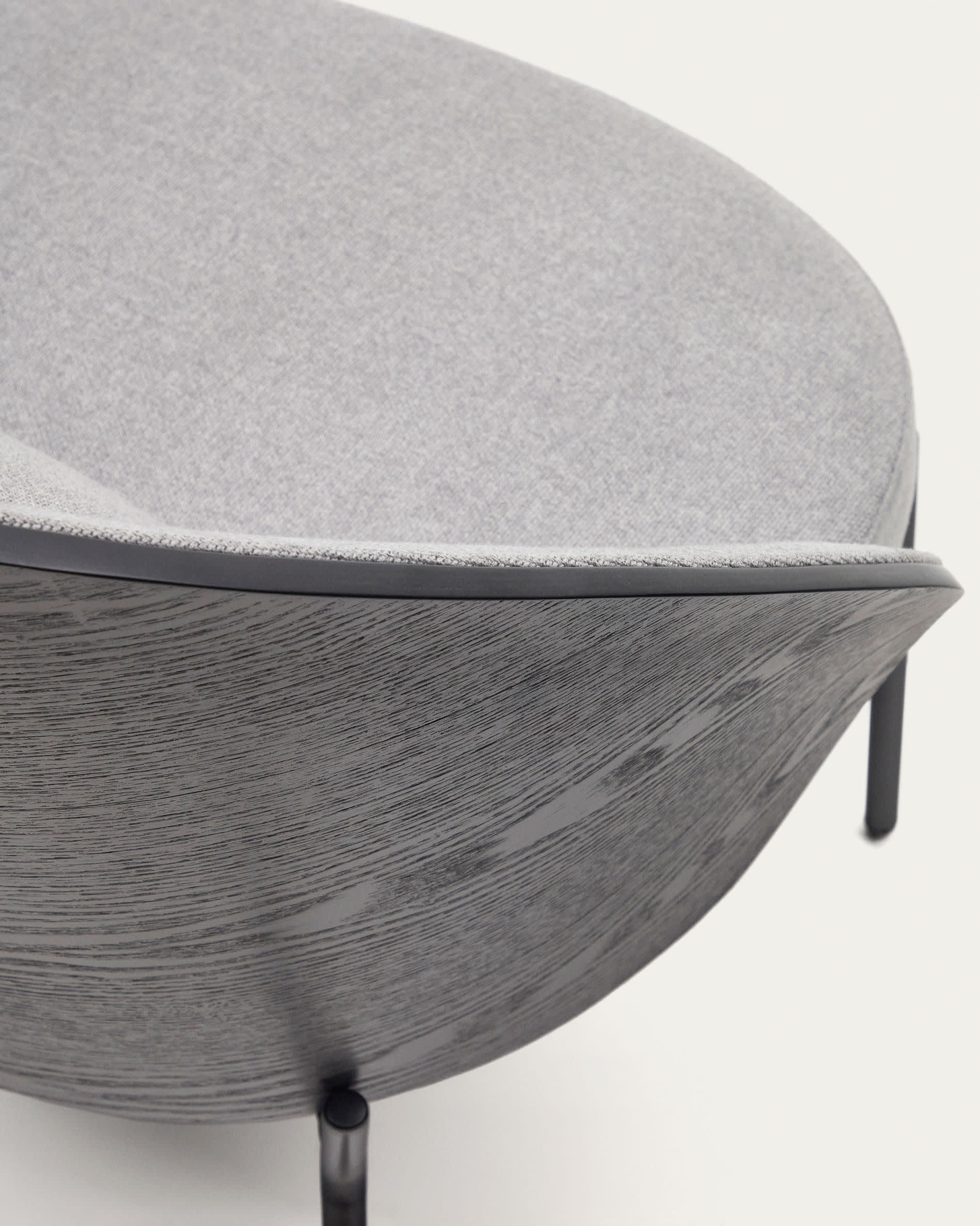 Stilvoller Eamy Sessel in sanftem Hellgrau, kombiniert mit edlem Eschenfurnier und robustem schwarzem Metallgestell – ideal für entspannte Momente.