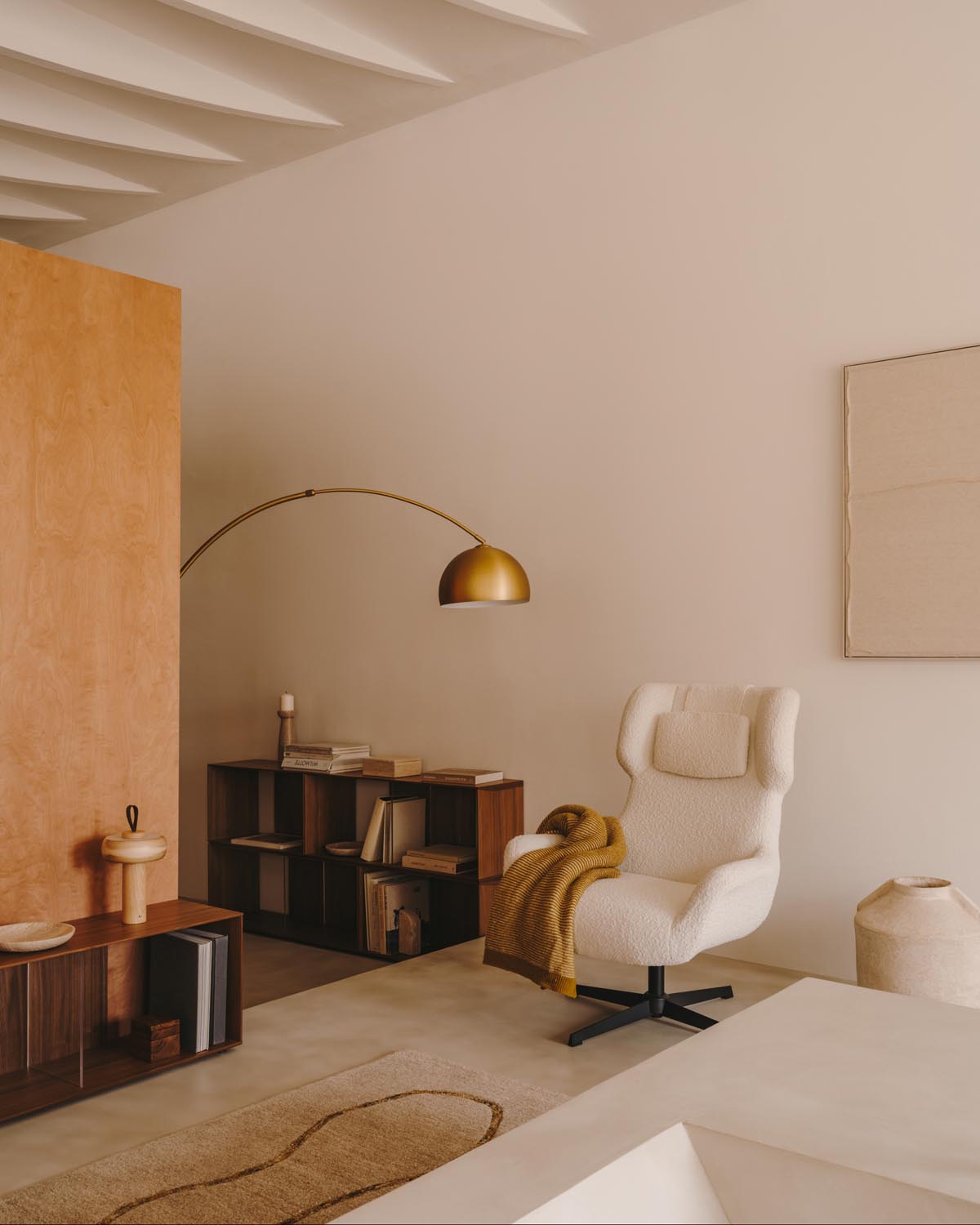 Zalina Drehsessel: Stilvoller Komfort in weissem Bouclé und Stahl.