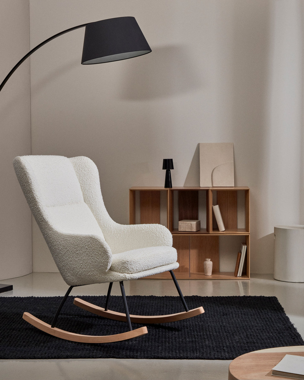 Maustin Schaukelstuhl mit weissem Bouclé und Gestell aus Stahl und Buchenholz in Weiss, Natur, Schwarz präsentiert im Onlineshop von KAQTU Design AG. Schaukelstuhl ist von Kave Home