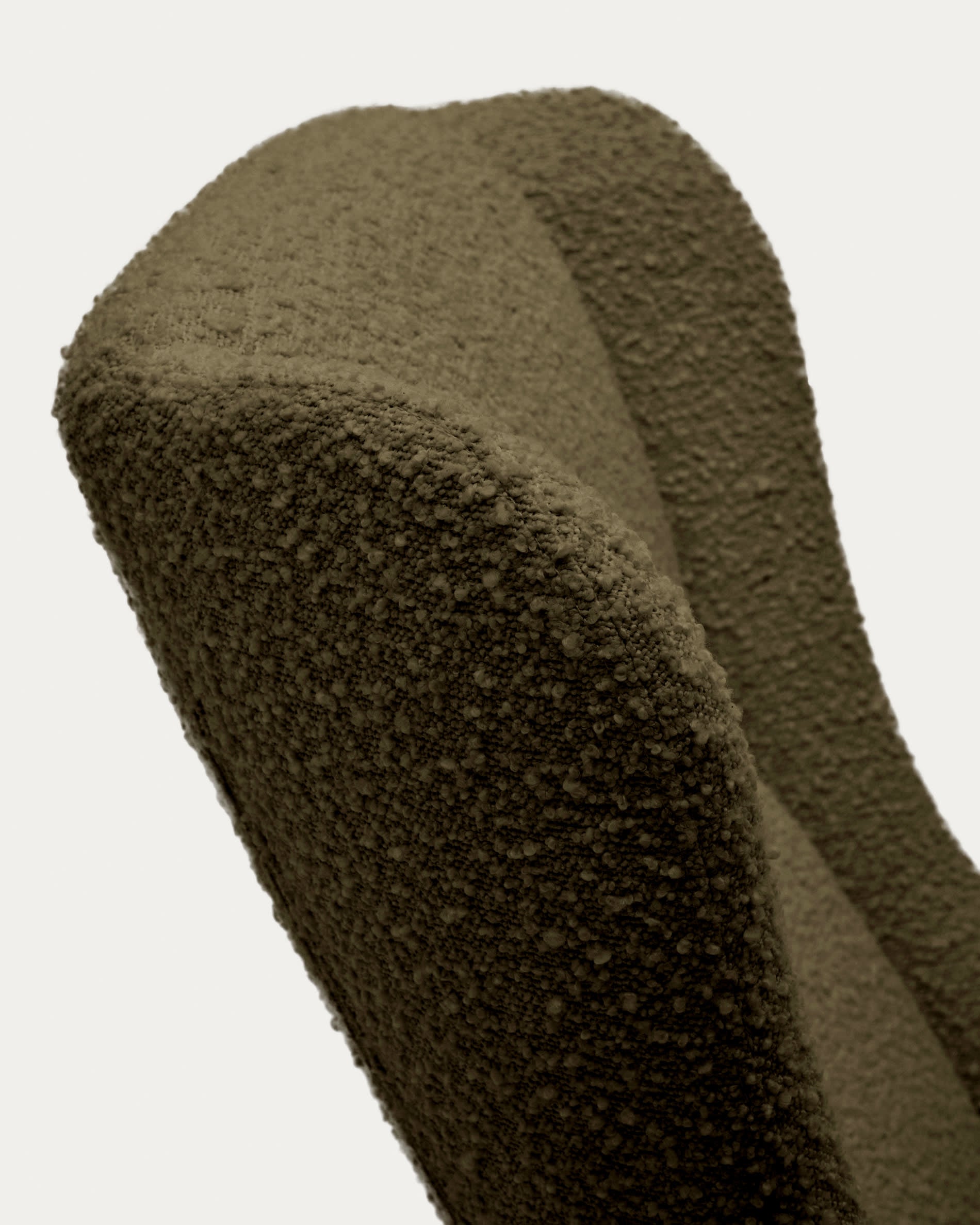 Stilvoller Maustin Schaukelstuhl in dunkelgrünem Bouclé, kombiniert mit stabilem Stahl und Buchenholz – perfekt für gemütliche Entspannungsecken.