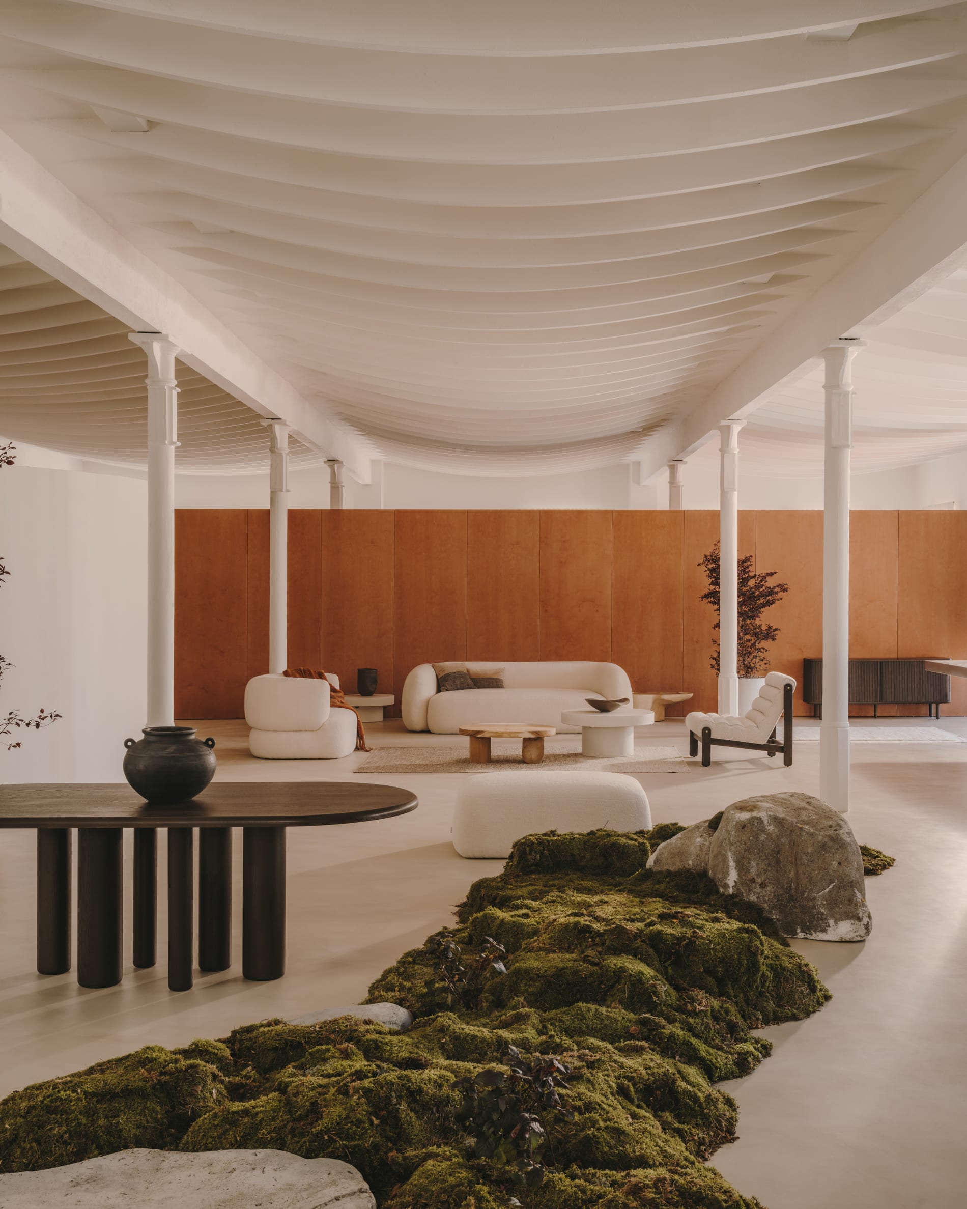 Sessel Magira: Weisses Bouclé und dunkles Eichenholz, vereint Komfort und Stil für moderne Wohnräume.