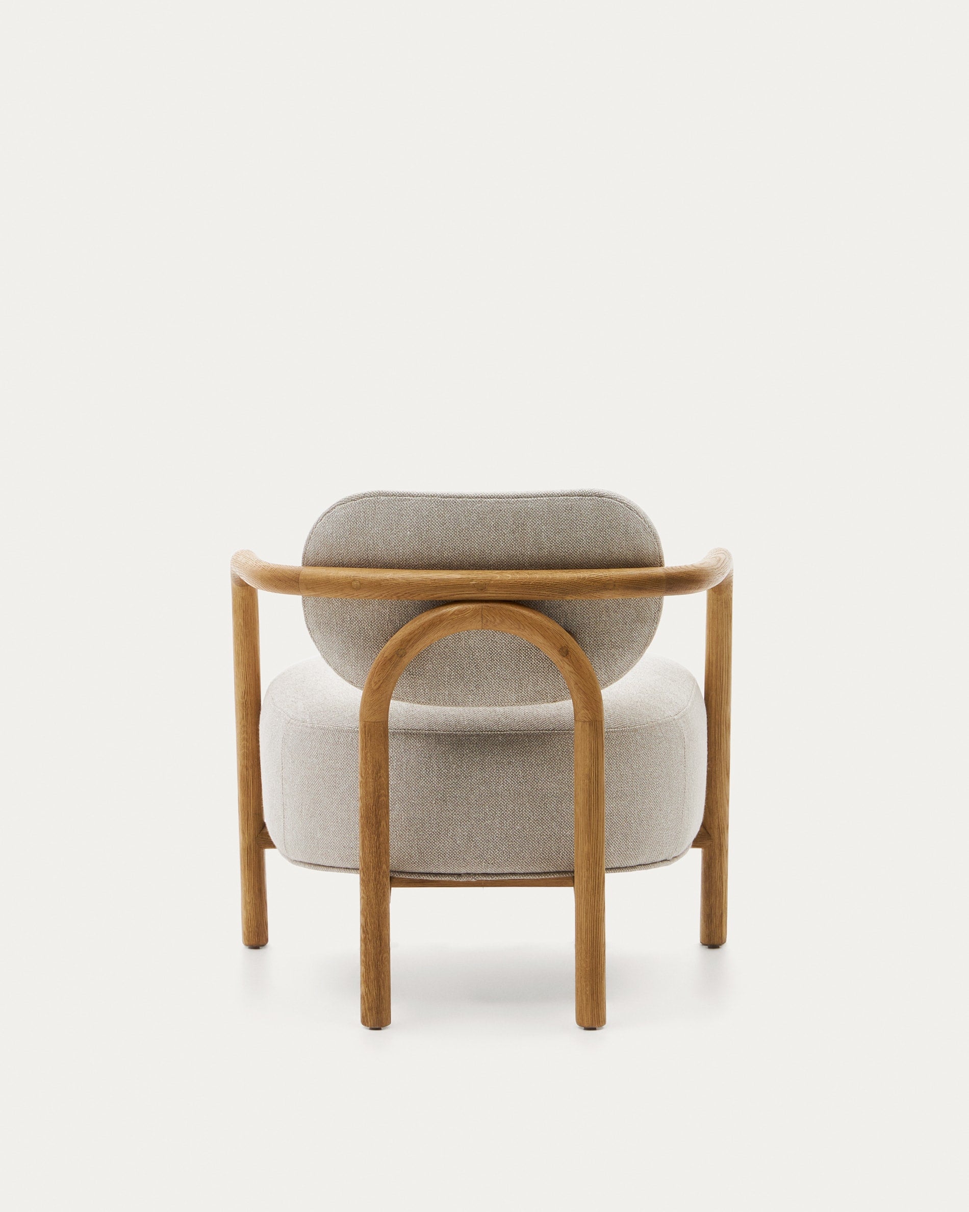 Stilvoller Melqui Sessel aus Eichenholz mit natürlichem Finish und beigem Polster, ideal für zeitgemässe Wohnbereiche.