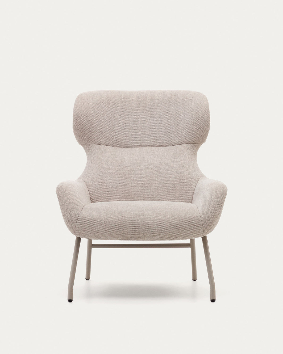 Belina Sessel aus Chenille in Beige und Stahl mit weissem Finish FSC 100% in Beige präsentiert im Onlineshop von KAQTU Design AG. Sessel ist von Kave Home