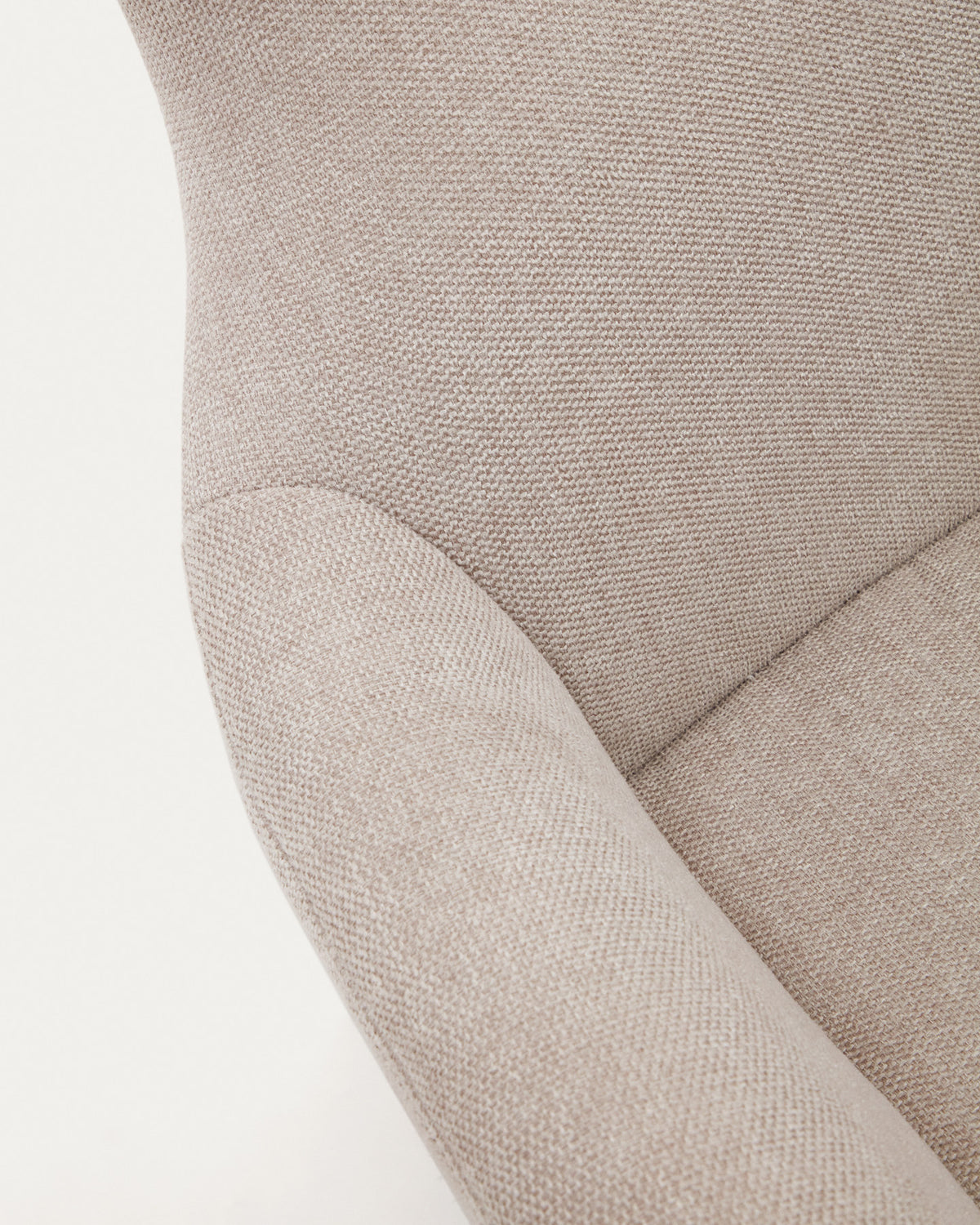 Belina Sessel aus Chenille in Beige und Stahl mit weissem Finish FSC 100% in Beige präsentiert im Onlineshop von KAQTU Design AG. Sessel ist von Kave Home