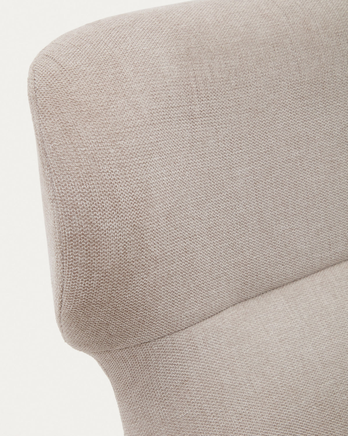 Belina Sessel aus Chenille in Beige und Stahl mit weissem Finish FSC 100% in Beige präsentiert im Onlineshop von KAQTU Design AG. Sessel ist von Kave Home