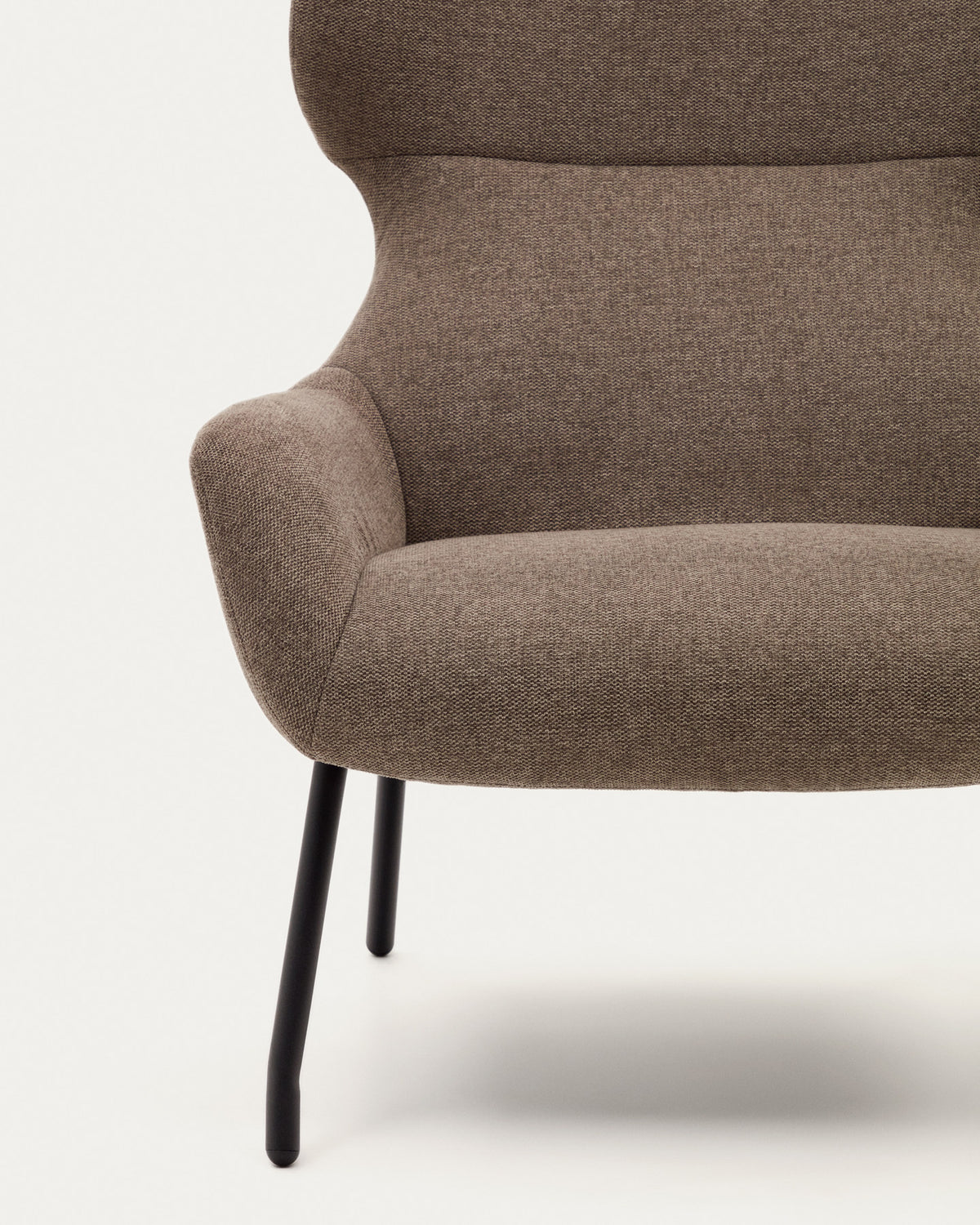 Belina Sessel mit Chenille in Hellbraun und Stahl mit schwarzem Finish FSC 100% in Braun, Schwarz präsentiert im Onlineshop von KAQTU Design AG. Sessel ist von Kave Home