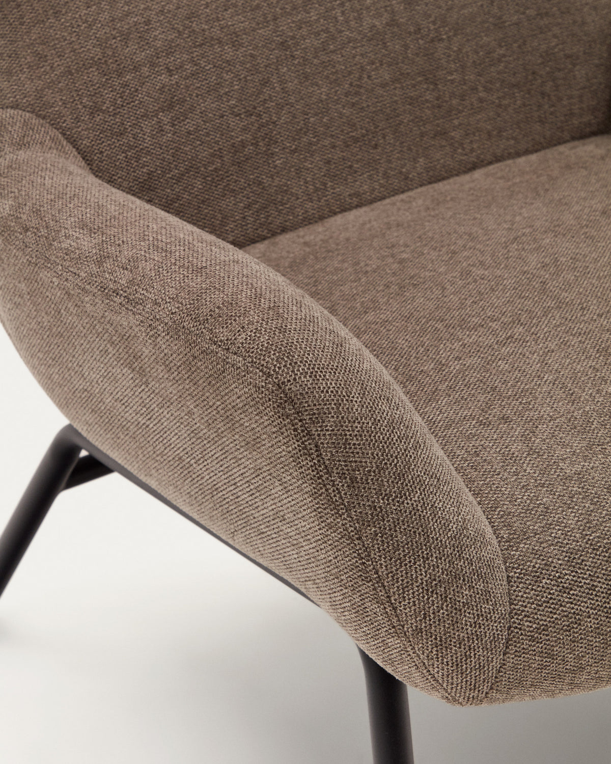 Belina Sessel mit Chenille in Hellbraun und Stahl mit schwarzem Finish FSC 100% in Braun, Schwarz präsentiert im Onlineshop von KAQTU Design AG. Sessel ist von Kave Home