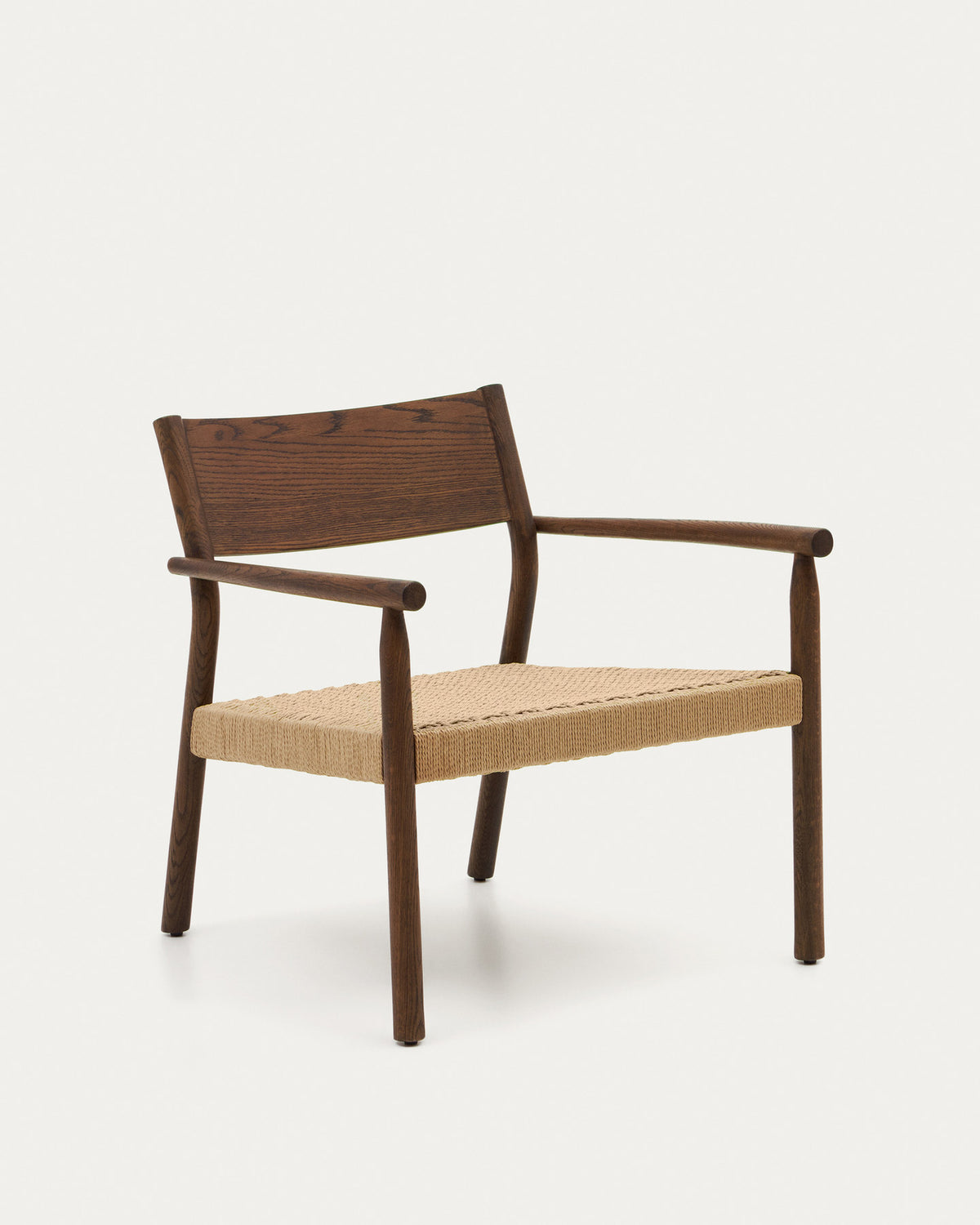Yalia Sessel aus massivem Eichenholz mit Nussbaum-Finish und Sitzfläche aus Papierseil FSC Mix Credit in Natur, Braun präsentiert im Onlineshop von KAQTU Design AG. Outdoor-Sessel mit Armlehnen ist von Kave Home