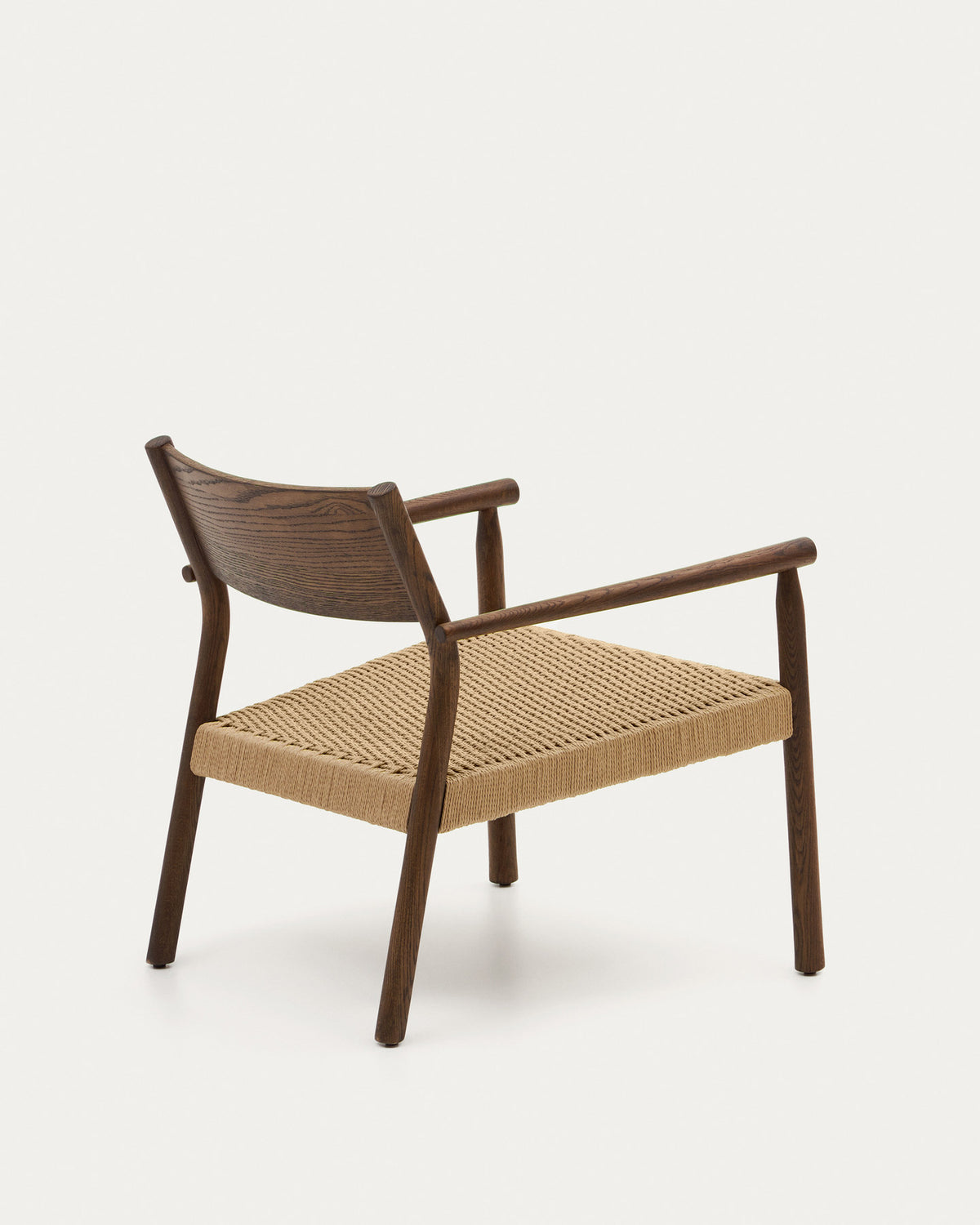Yalia Sessel aus massivem Eichenholz mit Nussbaum-Finish und Sitzfläche aus Papierseil FSC Mix Credit in Natur, Braun präsentiert im Onlineshop von KAQTU Design AG. Outdoor-Sessel mit Armlehnen ist von Kave Home