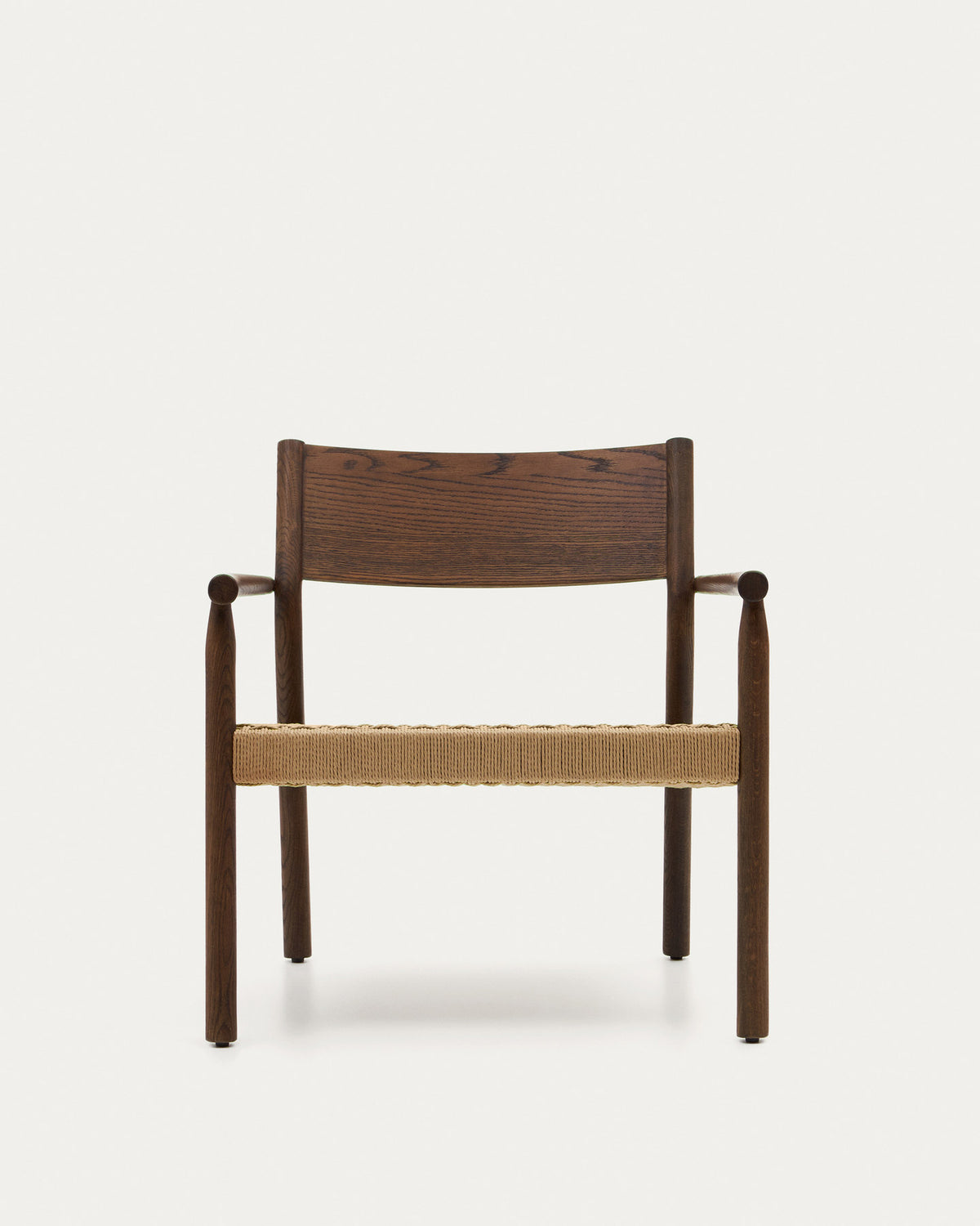 Yalia Sessel aus massivem Eichenholz mit Nussbaum-Finish und Sitzfläche aus Papierseil FSC Mix Credit in Natur, Braun präsentiert im Onlineshop von KAQTU Design AG. Outdoor-Sessel mit Armlehnen ist von Kave Home