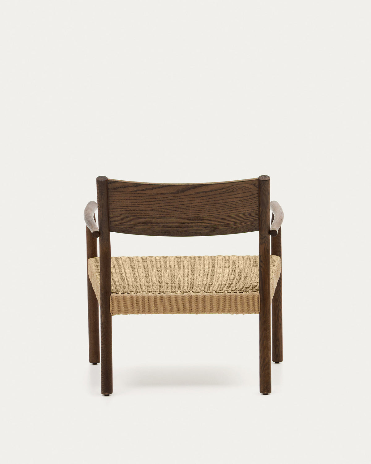 Yalia Sessel aus massivem Eichenholz mit Nussbaum-Finish und Sitzfläche aus Papierseil FSC Mix Credit in Natur, Braun präsentiert im Onlineshop von KAQTU Design AG. Outdoor-Sessel mit Armlehnen ist von Kave Home