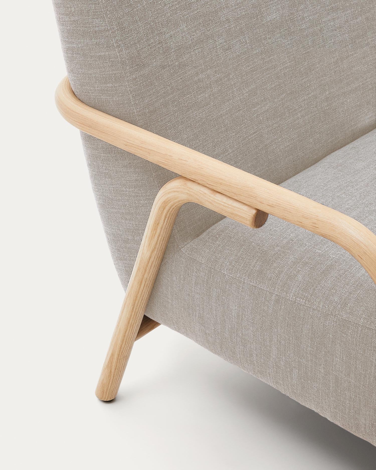 Beige Sessel Sylo von Kave Home: Elegantes Design aus FSC-zertifiziertem Eschenholz, komfortable Polsterung und nachhaltige Materialien für Ihr Zuhause.