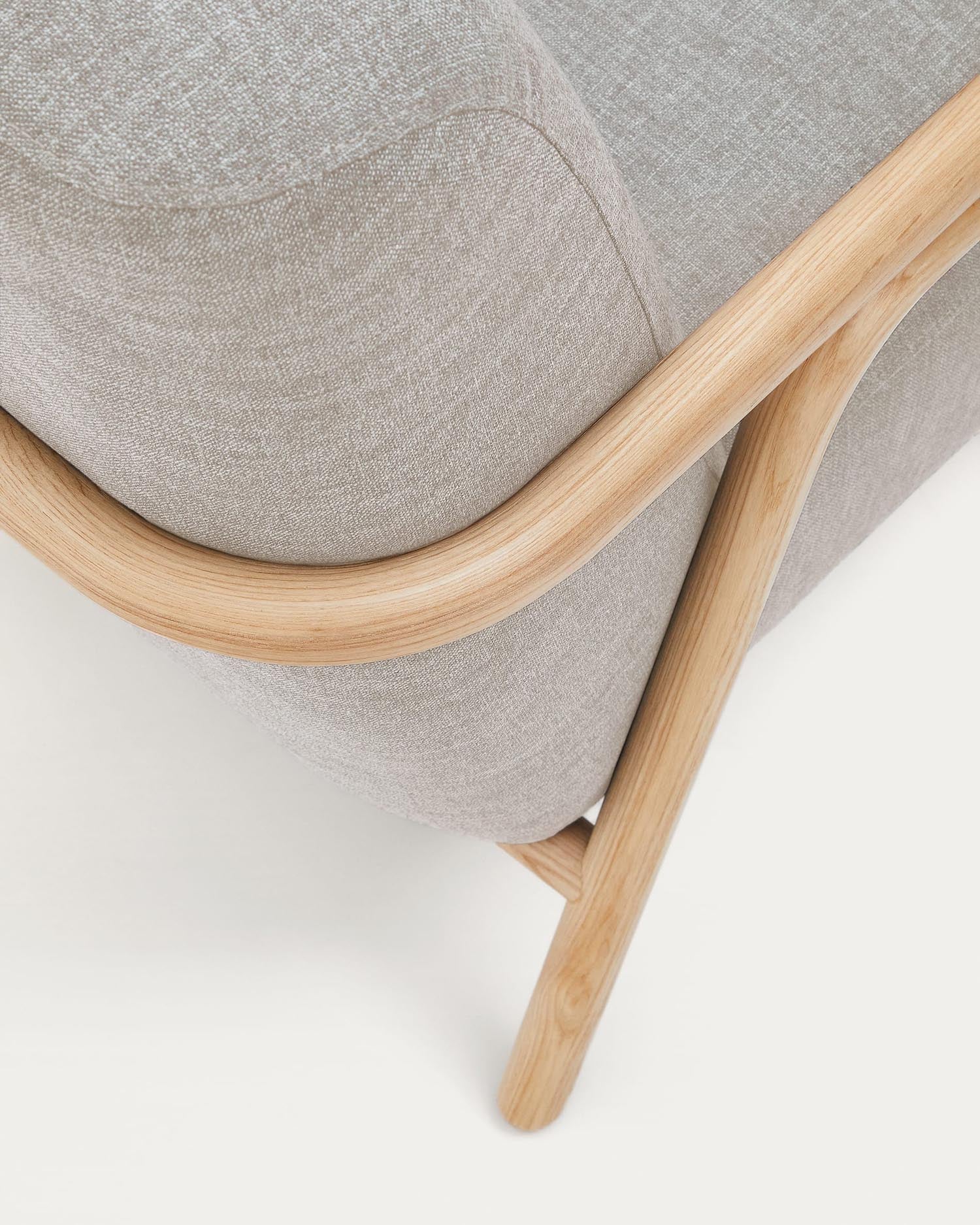 Sessel Sylo in Beige von Kave Home: Stilvolles, nachhaltiges Design aus massivem Eschenholz, komfortable Baumwollpolsterung für einladende Wohnräume.