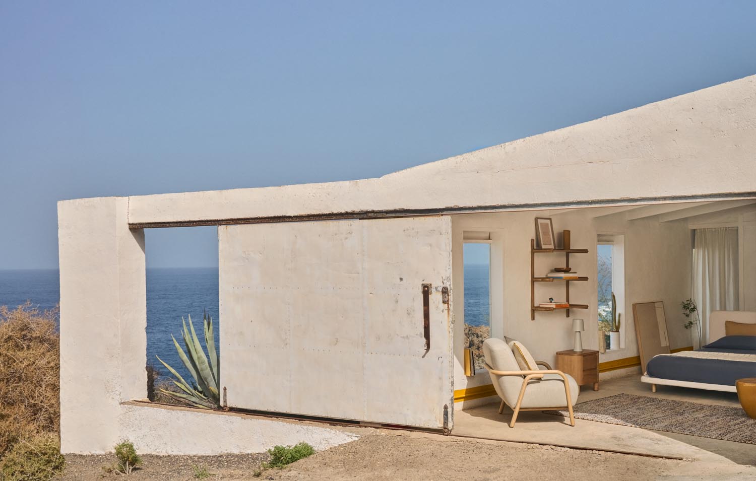 Der Sessel Sylo in Beige aus FSC-zertifiziertem Eschenholz vereint modernes Design mit umweltfreundlicher Eleganz.