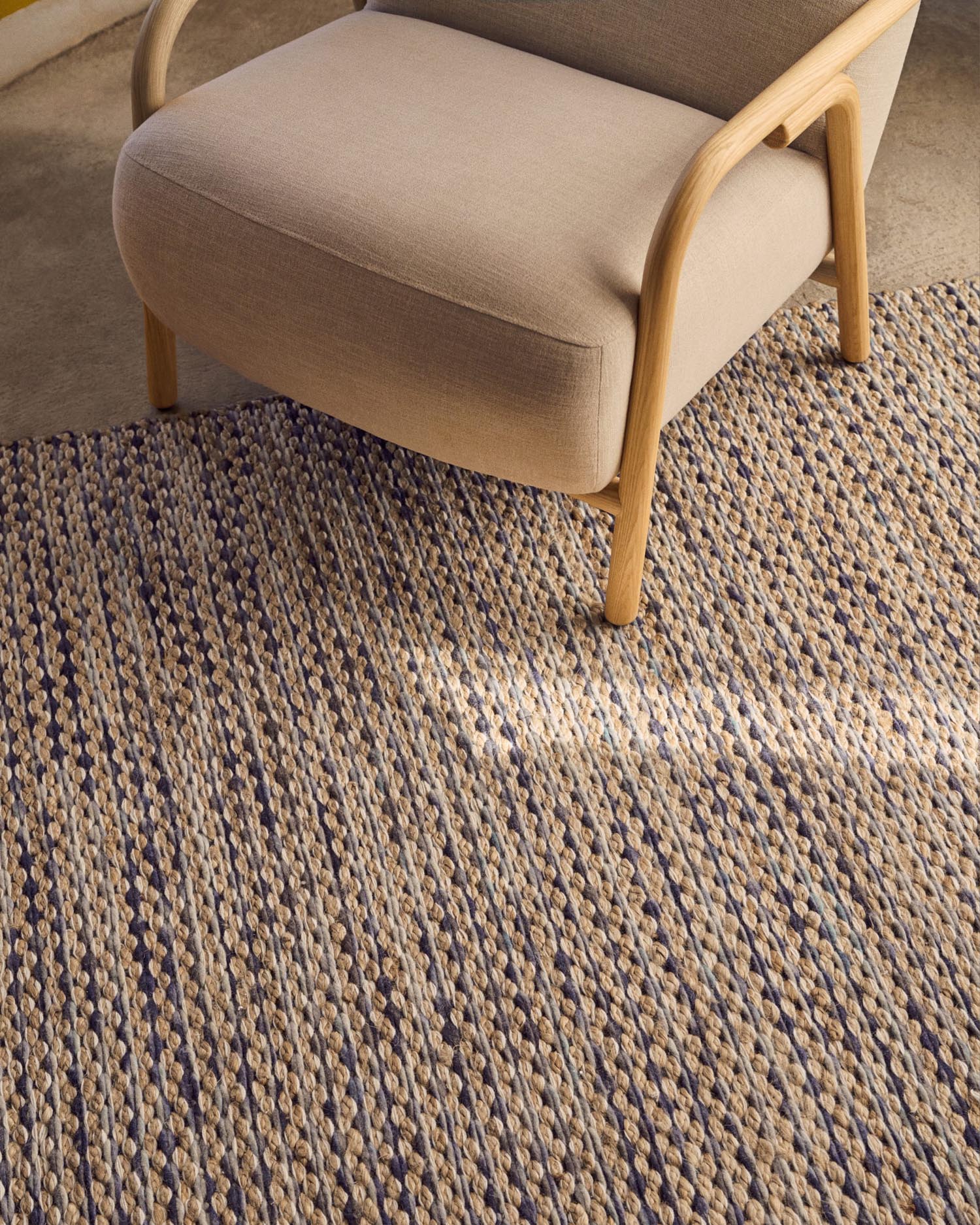 Eleganter Sessel Sylo in Beige, gefertigt aus FSC-zertifiziertem Eschenholz, verbindet modernes Design mit nachhaltigen Materialien.