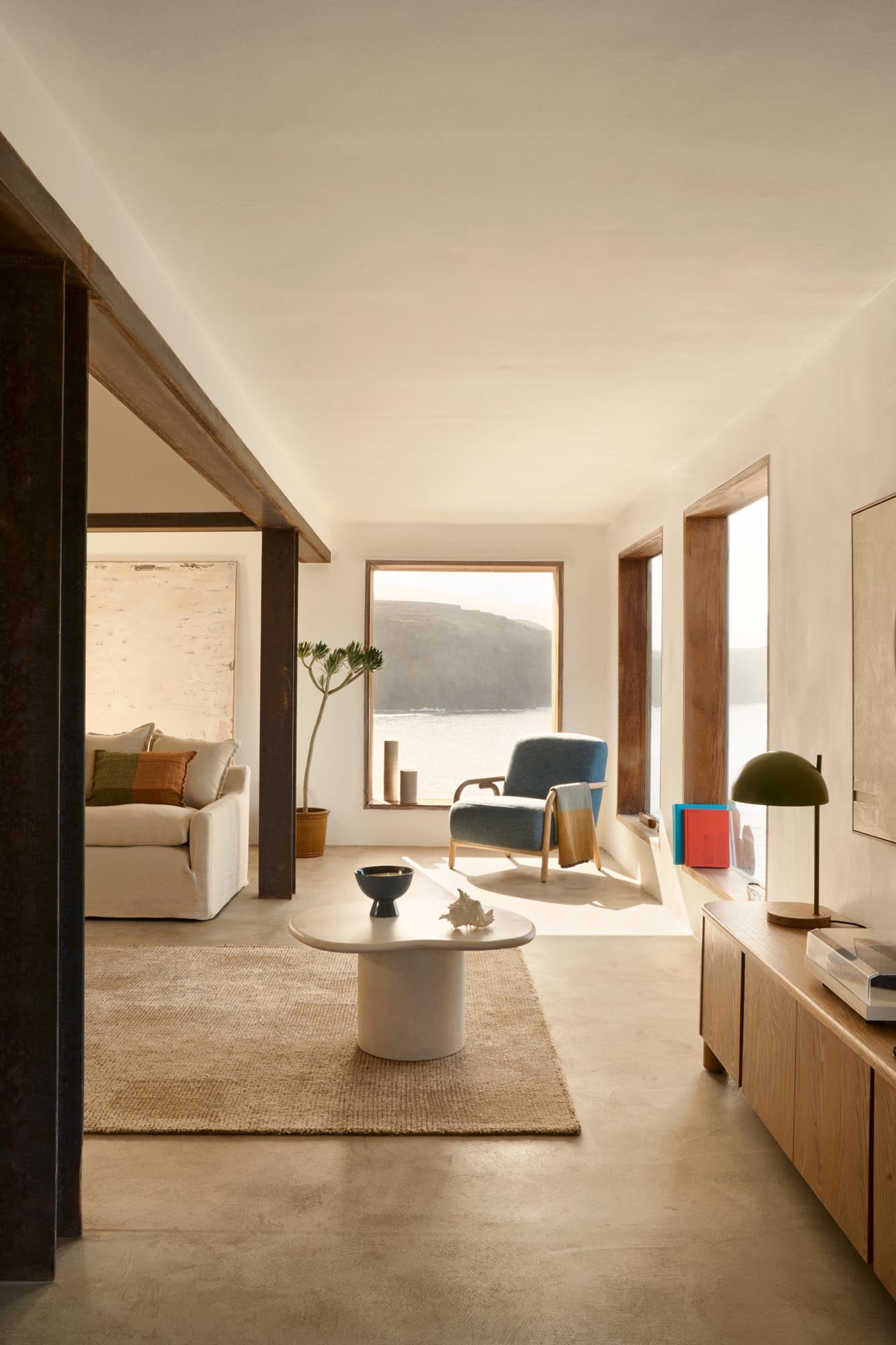 Entdecken Sie den Sessel Sylo in stilvollem Blau: Nachhaltig aus FSC-zertifiziertem Eschenholz, bietet er Komfort und Eleganz für jedes Zuhause.