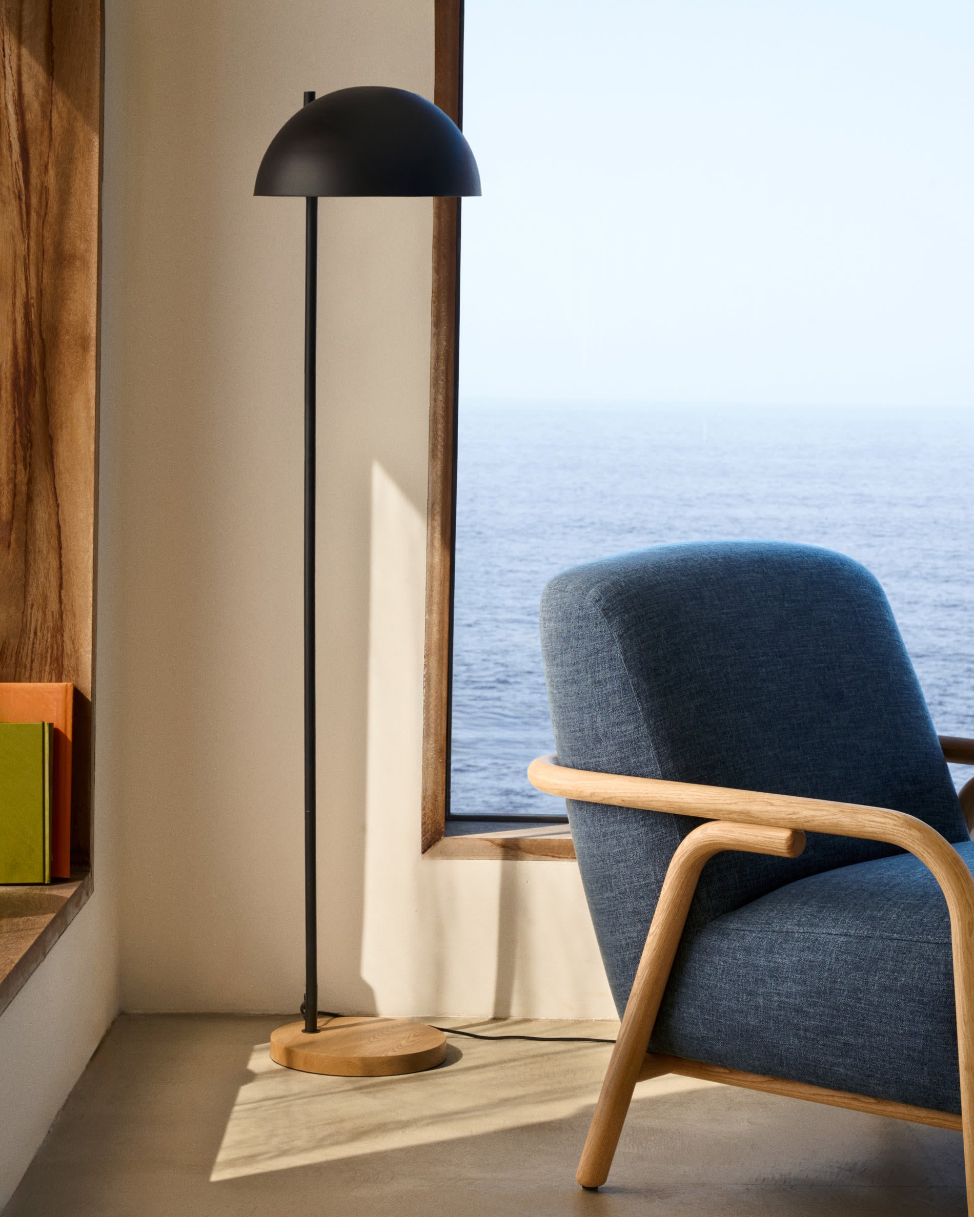 Eleganter Sessel Sylo in Blau, gefertigt aus FSC-zertifiziertem massivem Eschenholz, verbindet Komfort und nachhaltiges Design.