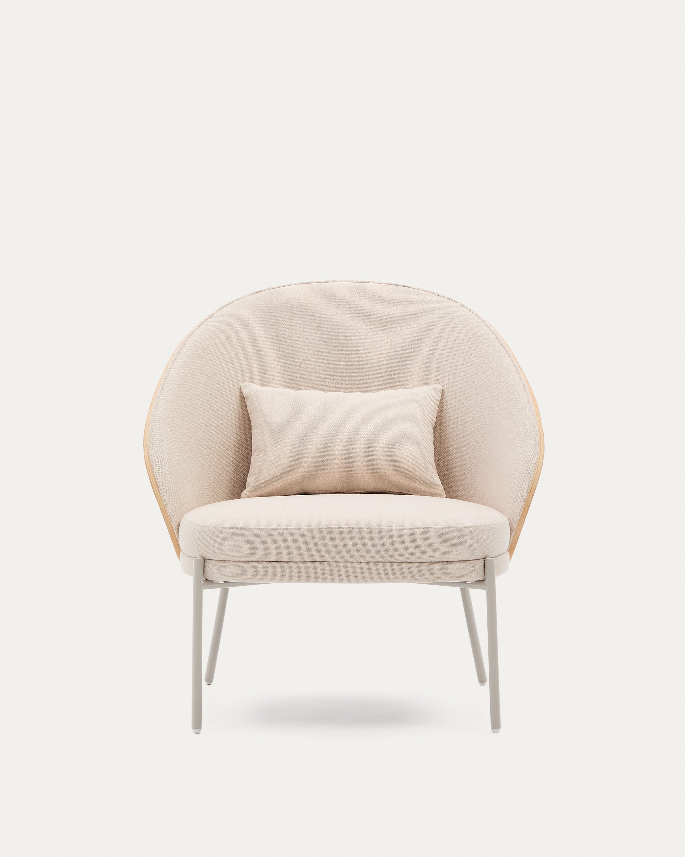 Sessel Eamy: Beigefarbenes Chenille, Eschenfurnier in Natur, Metallakzente. Perfekt für moderne und elegante Wohnräume.