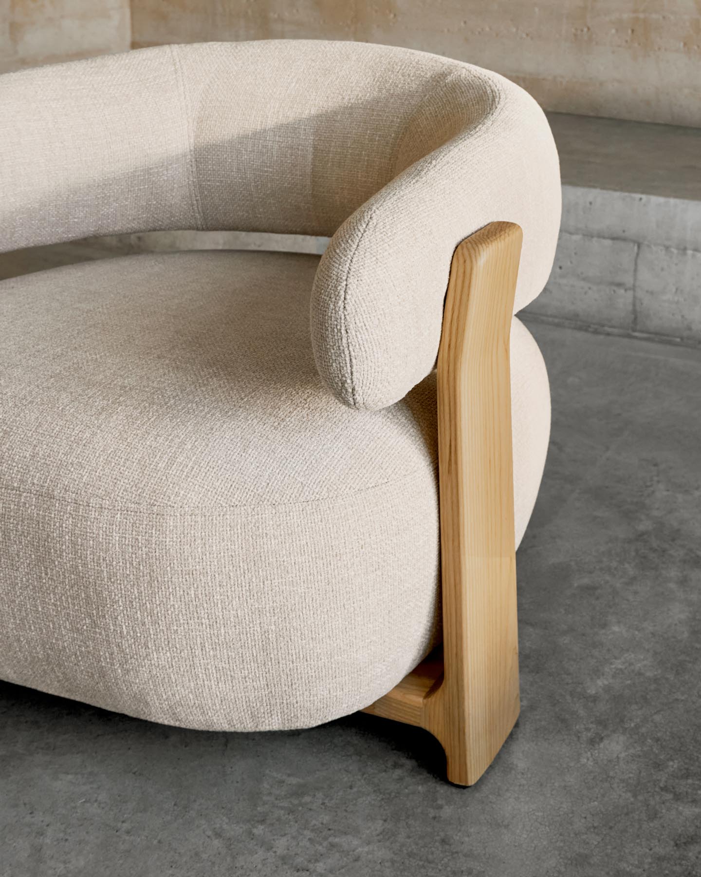 Sessel Granite, schwer entflammbar, aus beiger Chenille und massivem Eschenholz mit naturfarbenem Finish, FSC 100 % in Beige präsentiert im Onlineshop von KAQTU Design AG. Sessel ist von Kave Home