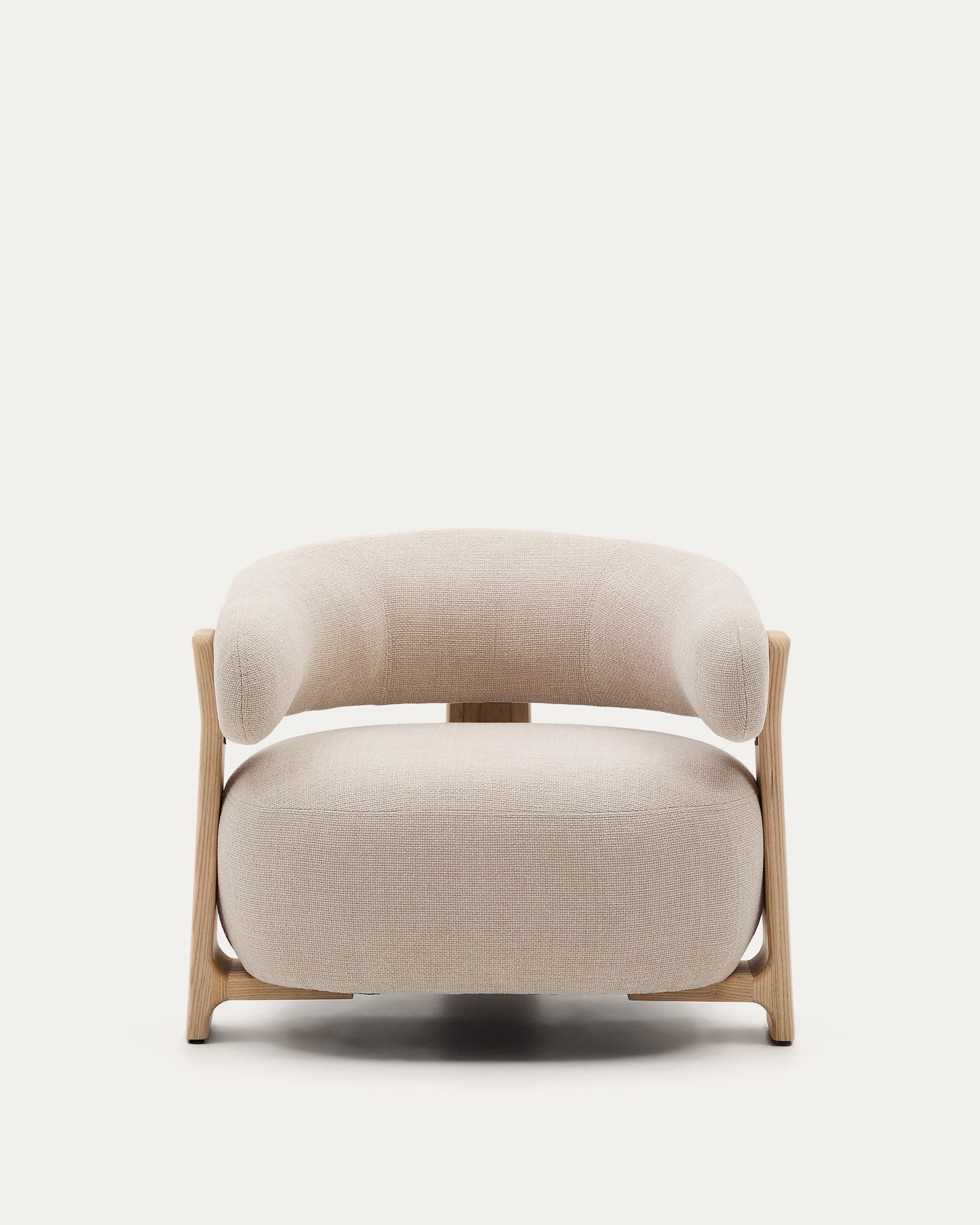 Eleganter Sessel mit weicher beigefarbener Chenille und FSC-zertifizierten Eschenholzbeinen, ideal für stilvolle Wohnbereiche.