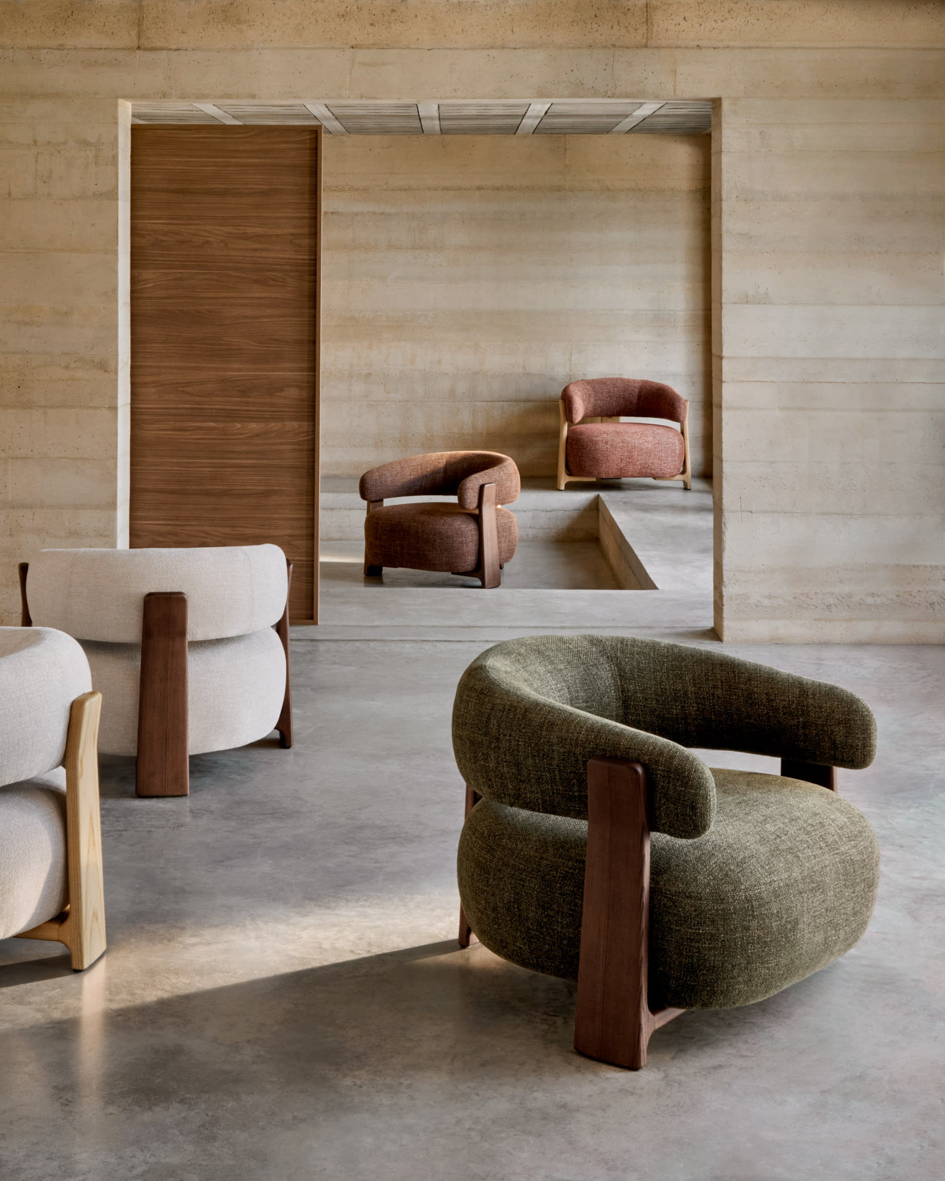 Eleganter Sessel mit weicher beigefarbener Chenille und FSC-zertifizierten Eschenholzbeinen, ideal für stilvolle Wohnbereiche.