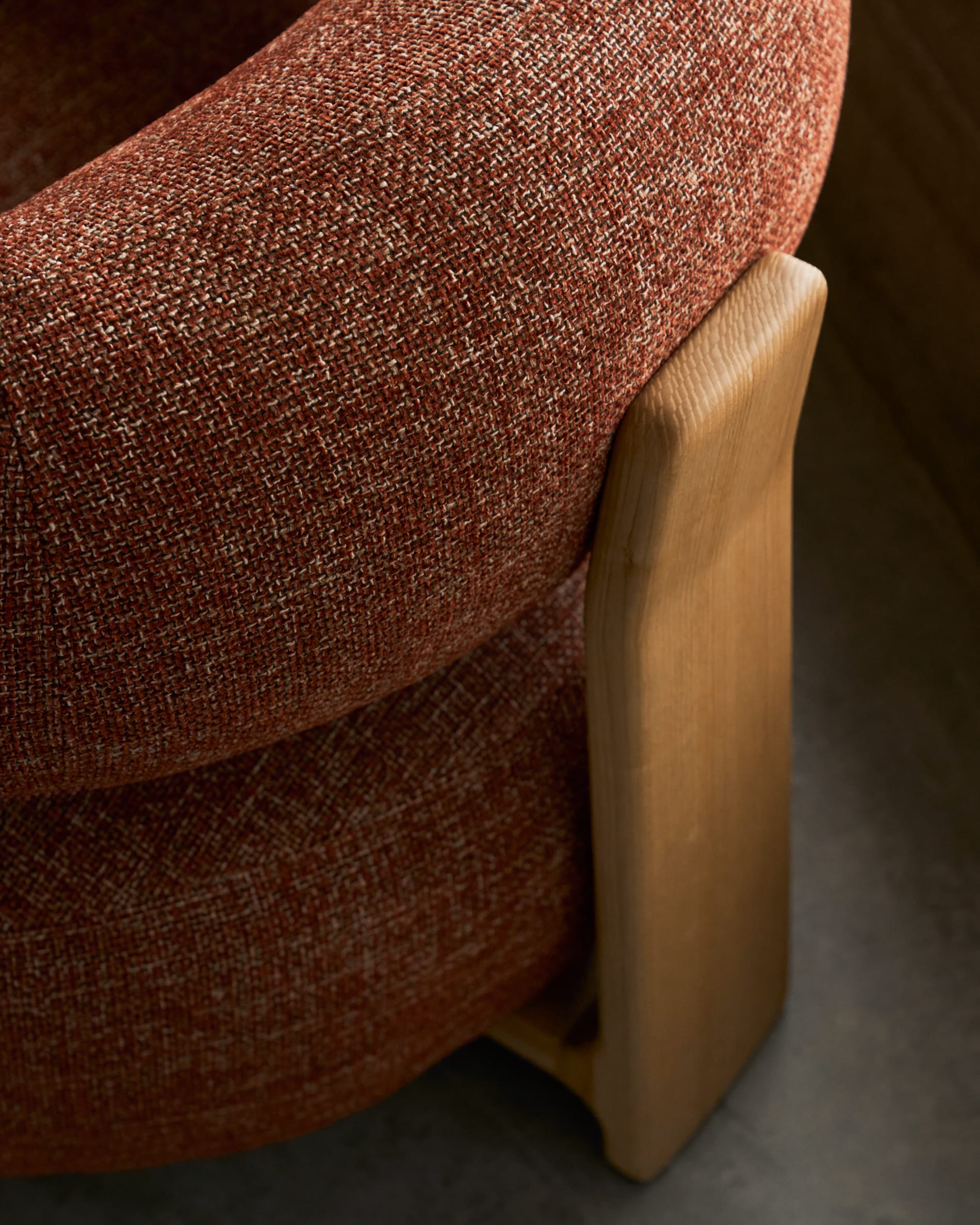 Eleganter Sessel in terrakottafarbener Chenille mit FSC-zertifizierten Eschenholzbeinen im natürlichen Finish, von Kave Home.
