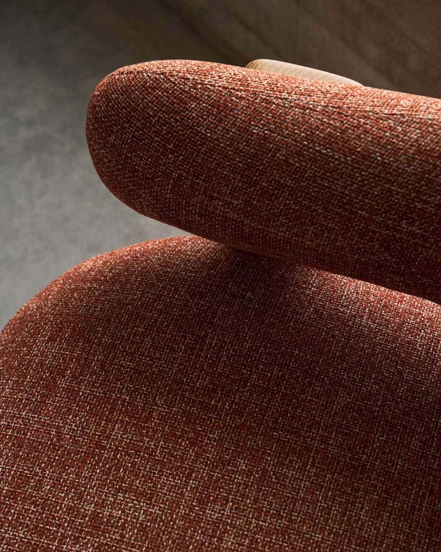 Moderner Sessel in terrakottafarbener Chenille, mit FSC-zertifizierten Eschenholzbeinen im natürlichen Finish, von Kave Home.