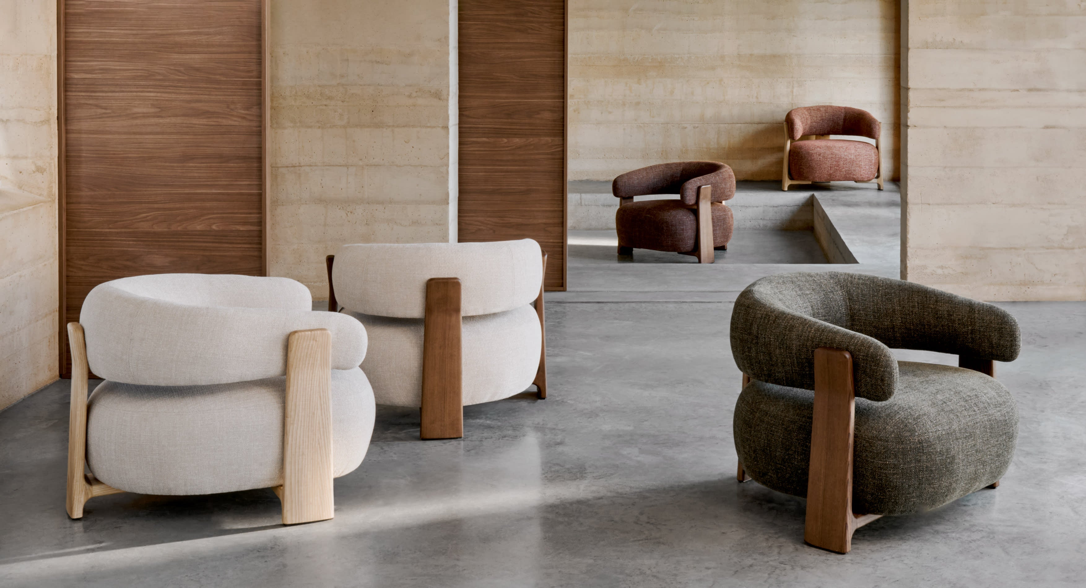 Eleganter Sessel aus beiger Chenille, Beine aus FSC-zertifiziertem Eschenholz mit Walnuss-Finish, modern und nachhaltig.