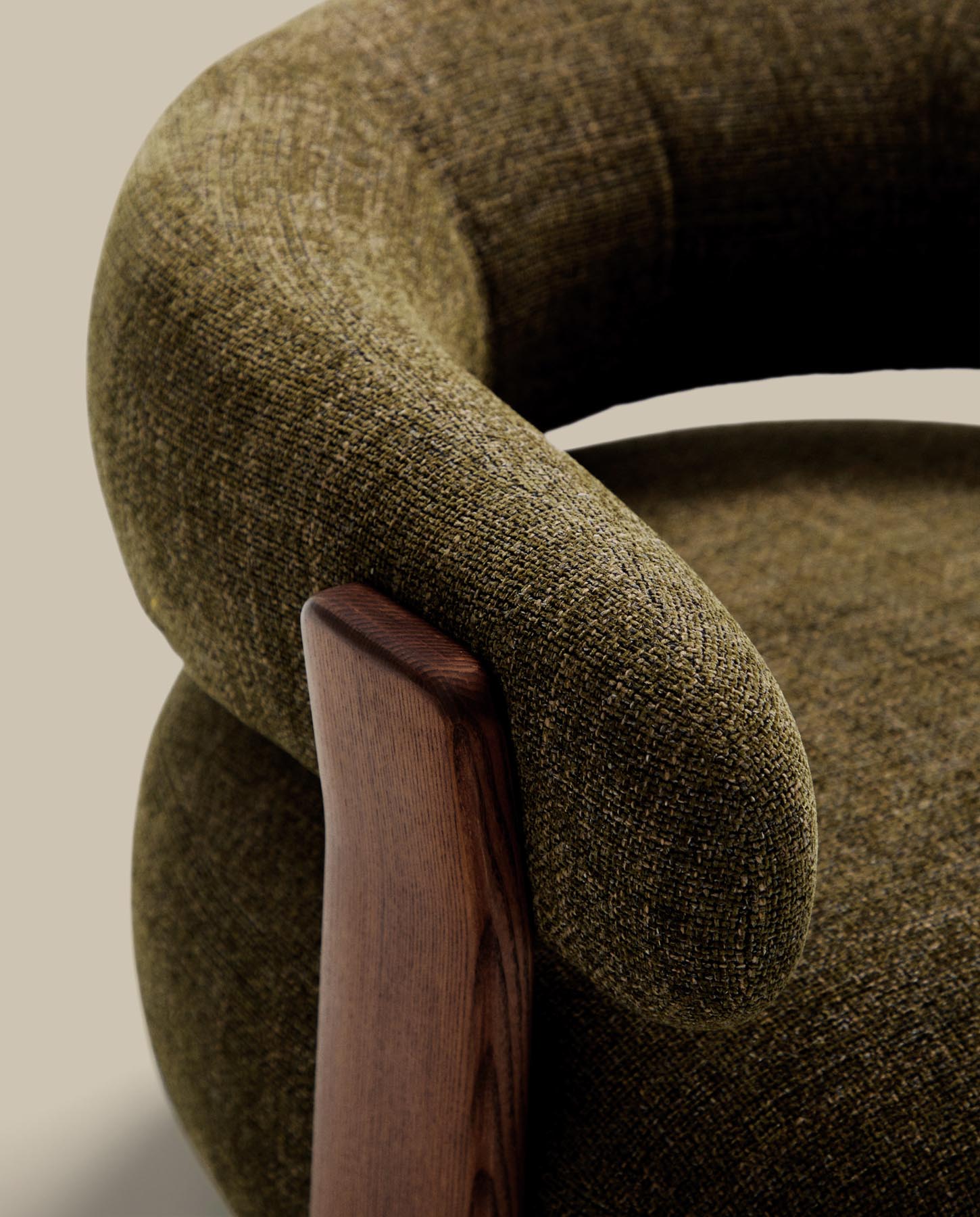 Sessel Granite, schwer entflammbar, aus grüner Chenille und massivem Eschenholz mit nussbaumfarbenem Finish, FSC 100 % in Grün präsentiert im Onlineshop von KAQTU Design AG. Sessel ist von Kave Home