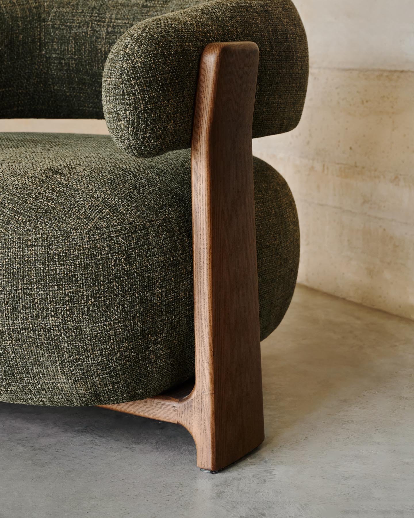 Sessel Granite, schwer entflammbar, aus grüner Chenille und massivem Eschenholz mit nussbaumfarbenem Finish, FSC 100 % in Grün präsentiert im Onlineshop von KAQTU Design AG. Sessel ist von Kave Home