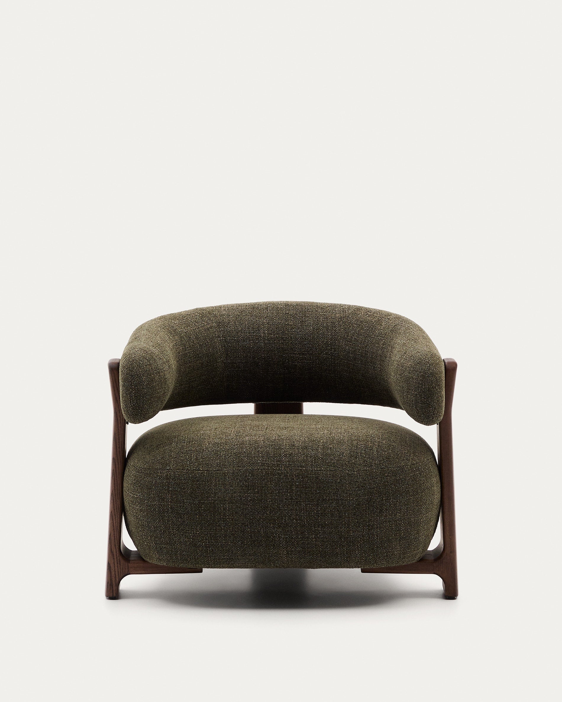 Eleganter Sessel Granite mit grünem Chenille-Bezug und FSC-zertifizierten Eschenholzbeinen im Walnuss-Finish, stilvoll und nachhaltig.