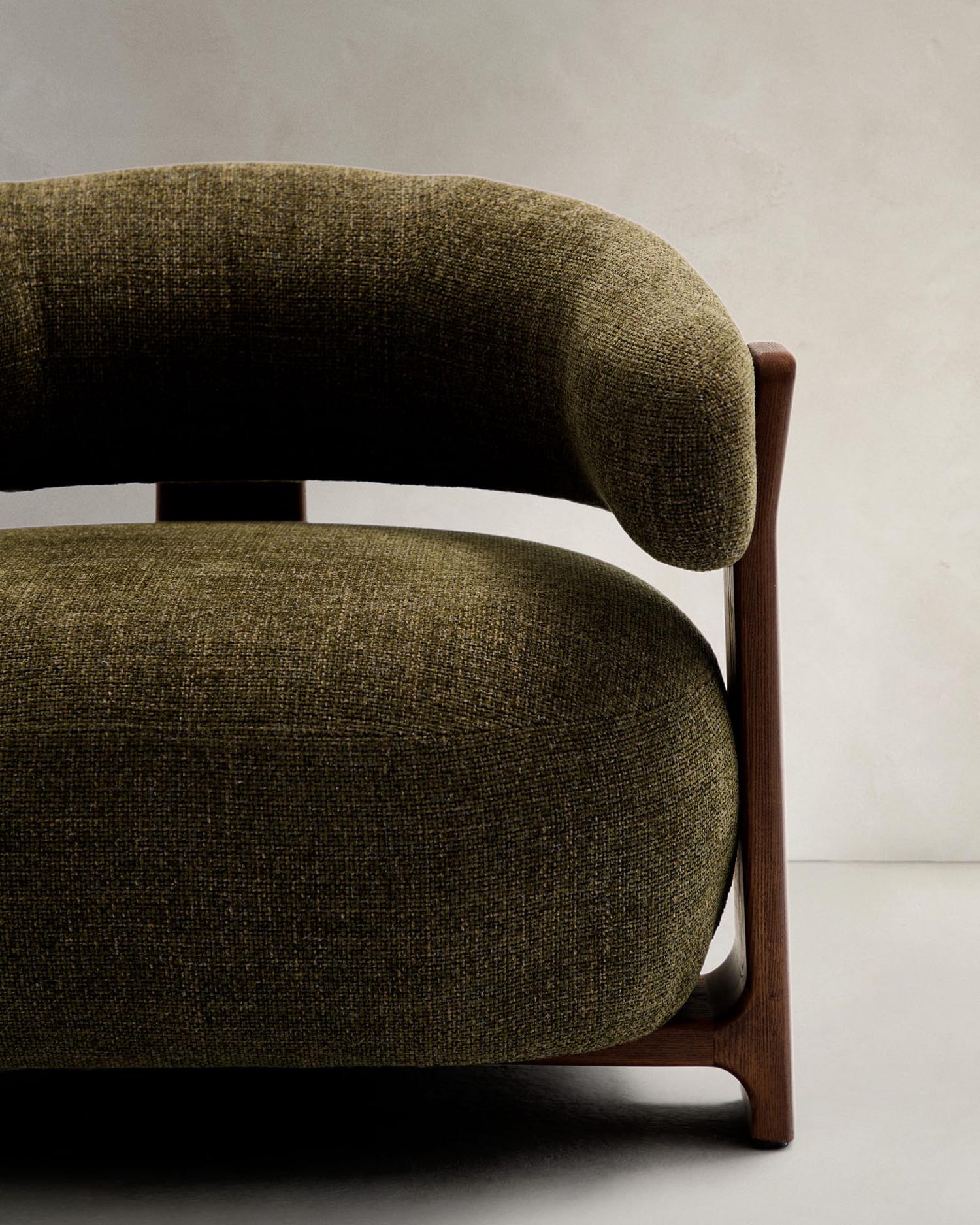 Der Sessel Granite von Kave Home kombiniert elegante grüne Chenille mit robusten Eschenholzbeinen im Walnuss-Finish – ein zeitloses Design für Ihr Zuhause.