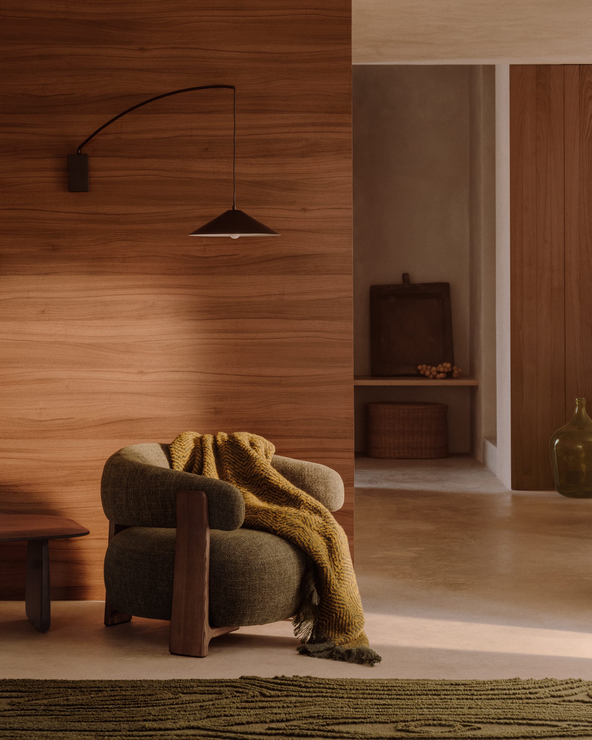 Eleganter Sessel Granite in grüner Chenille mit stabilen Eschenholzbeinen im Walnuss-Finish. Ideal für stilvolle Wohnräume und höchsten Komfort.