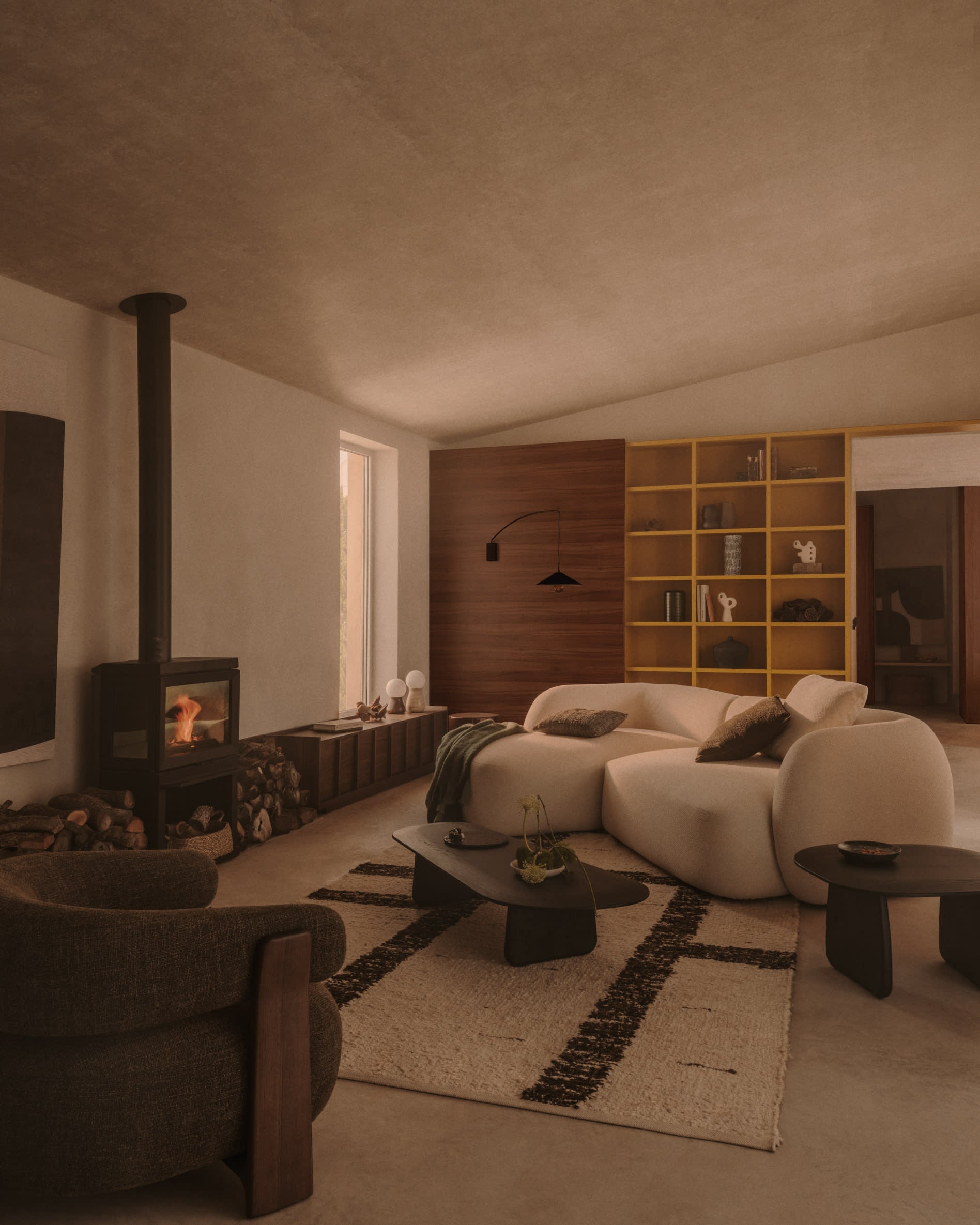 Moderner Sessel Granite mit grünem Chenille-Stoff und FSC-zertifizierten Eschenholzbeinen in Walnussoptik, komfortabel und umweltfreundlich.