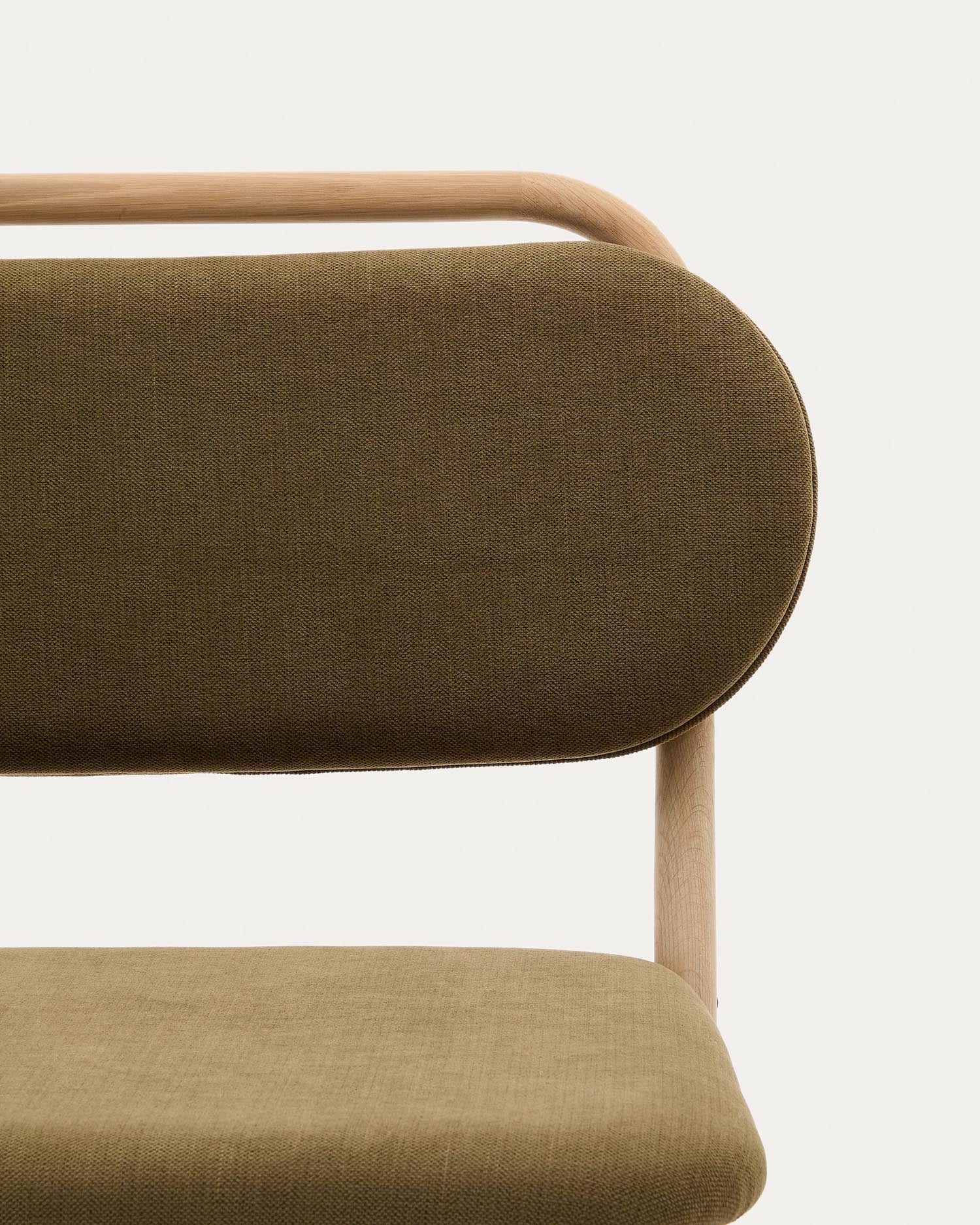 Sessel Helda: Eleganter Chenille-Stoff in Grün, kombiniert mit robustem Eichenholz. Perfekt für nachhaltige und stilvolle Einrichtung.