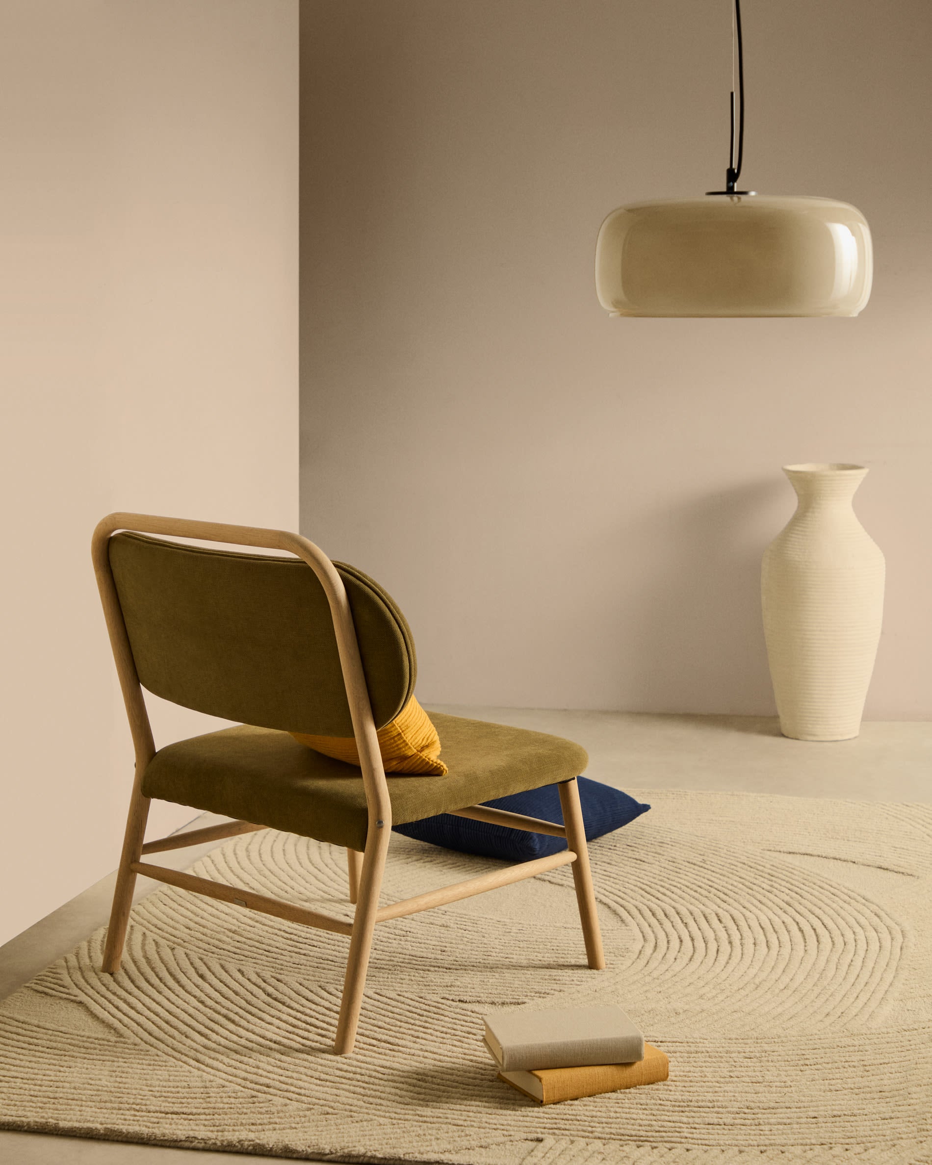 Eleganter Sessel Helda mit grünem Chenillebezug und FSC-zertifiziertem Eichenholz, ideal für stilvolle Wohnräume.