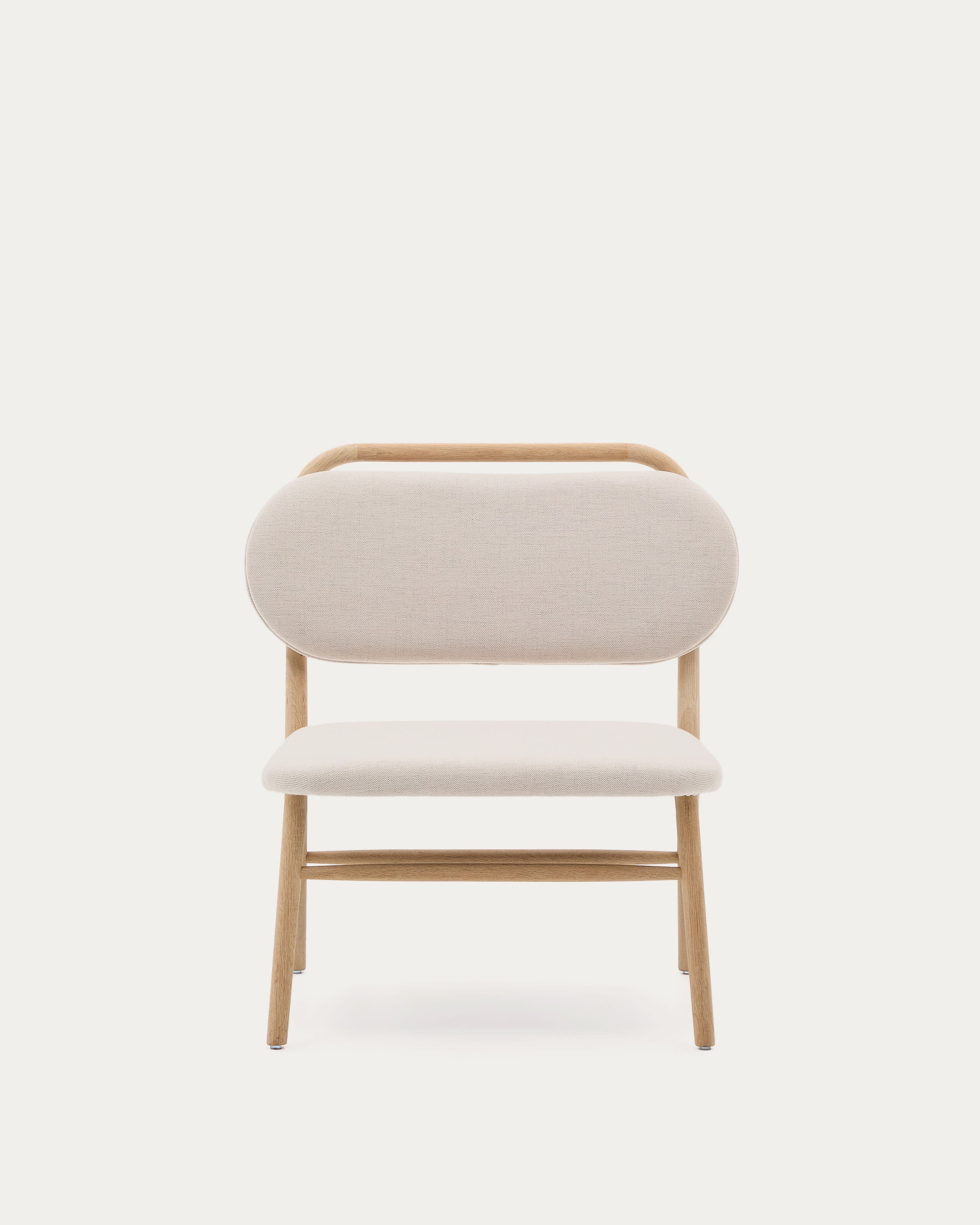 Sessel Helda: Eleganter Komfort aus beigem Chenille und robustem Eichenholz, ideal für stilvolle und nachhaltige Wohnkonzepte.