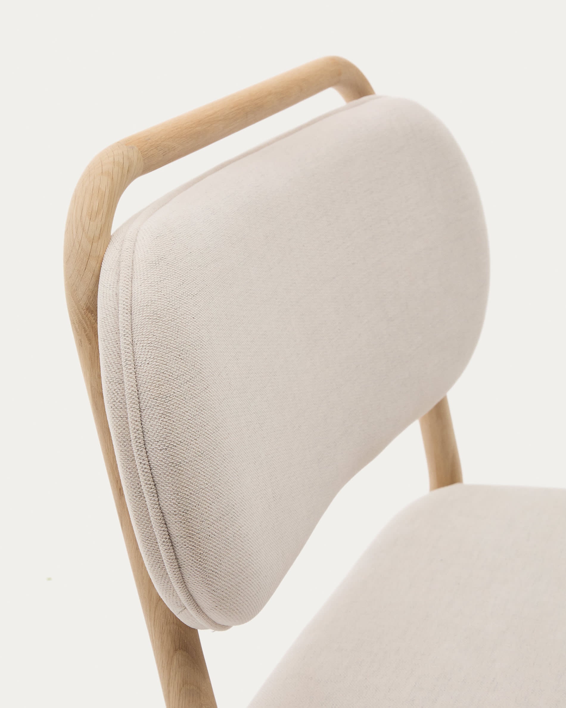 Sessel Helda: Beigefarbener Chenille-Sessel auf stabilem Eichenholz, vereint Komfort und Stil für ein einladendes Zuhause.