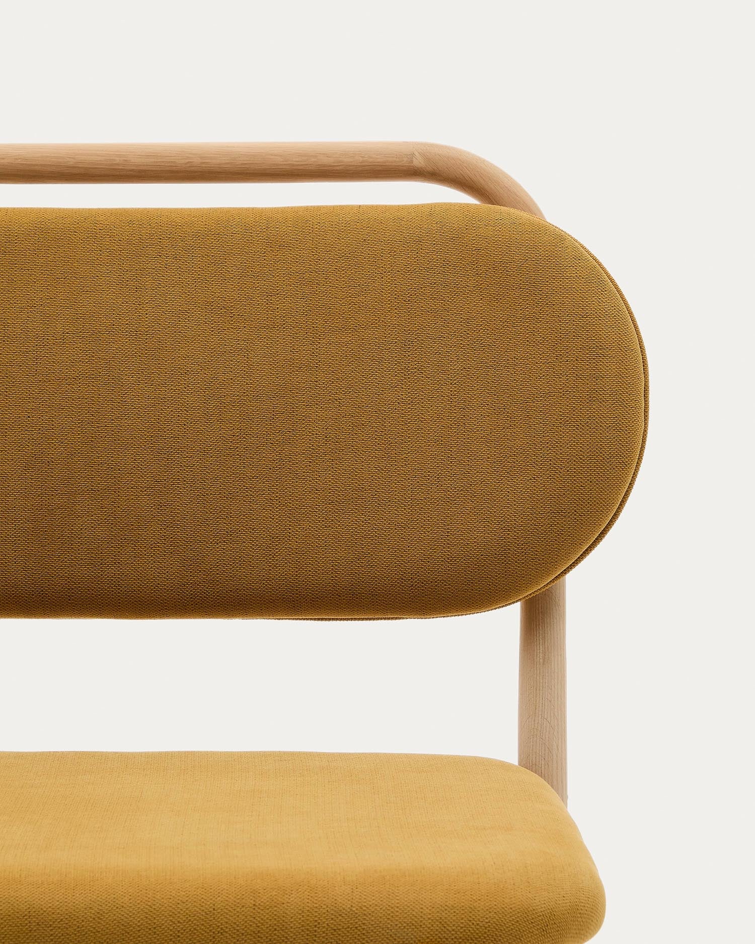 Der Sessel Helda kombiniert edlen senfgelben Chenille-Stoff mit robustem Eichenholz und bringt modernen Stil in Ihr Zuhause.