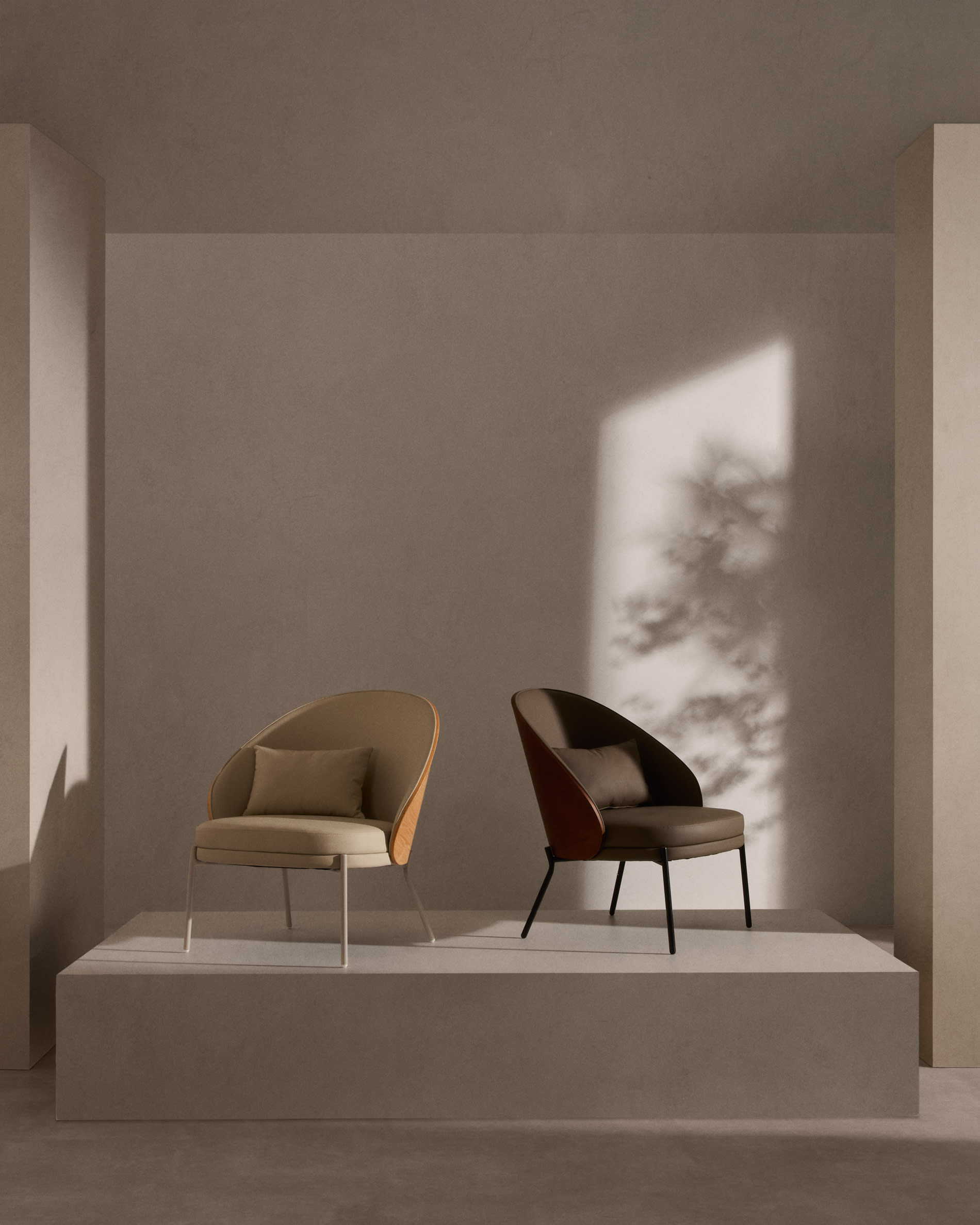 Moderner Eamy Sessel mit beigem Kunstleder, Nussbaum-Eschenfurnier und Metall, perfekt für ein elegantes Wohnambiente.