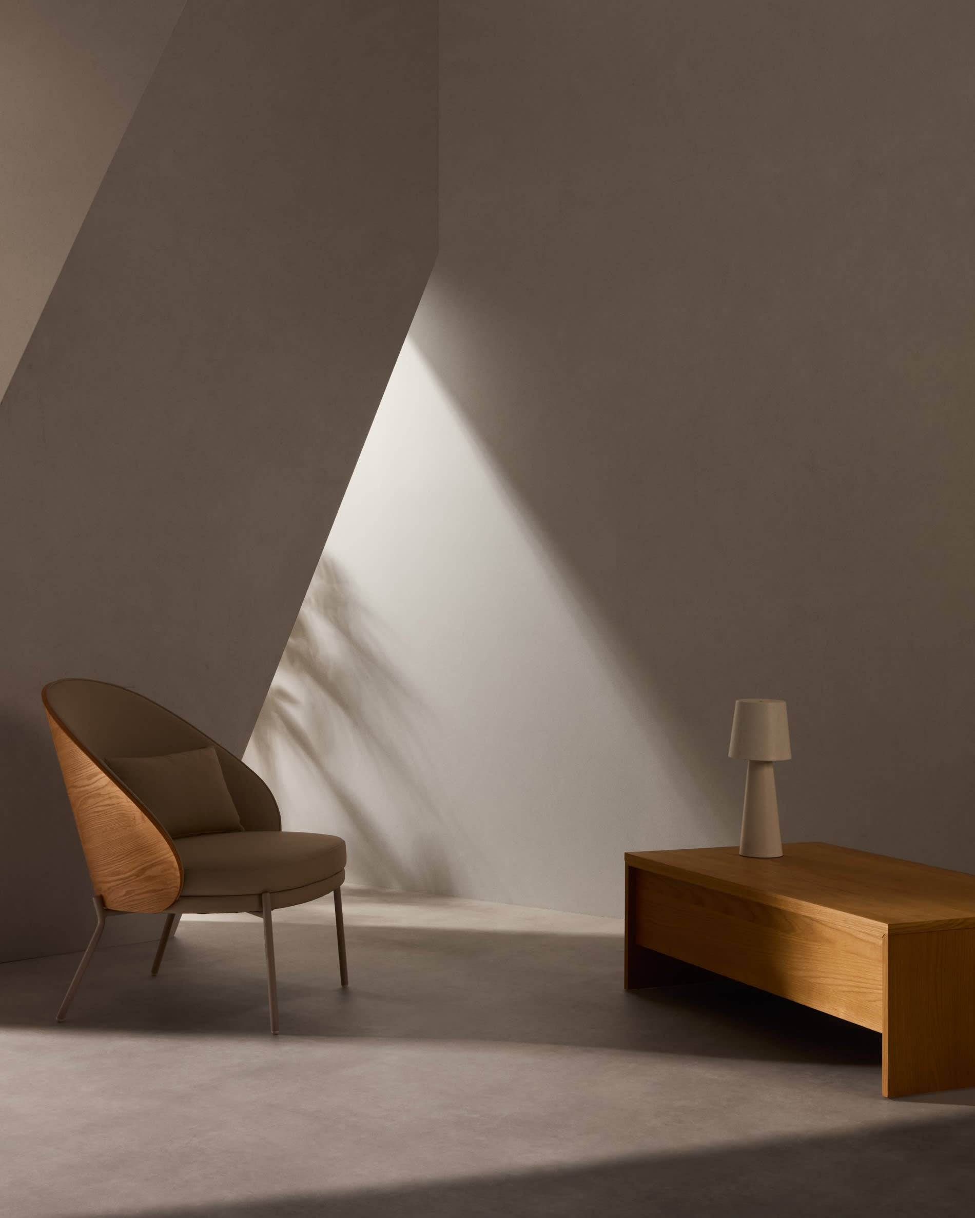 Moderner Eamy Sessel: Beiges Kunstleder, Nussbaum-Eschenfurnier, Metallakzente – stilvoller Komfort für Ihr Interieur.