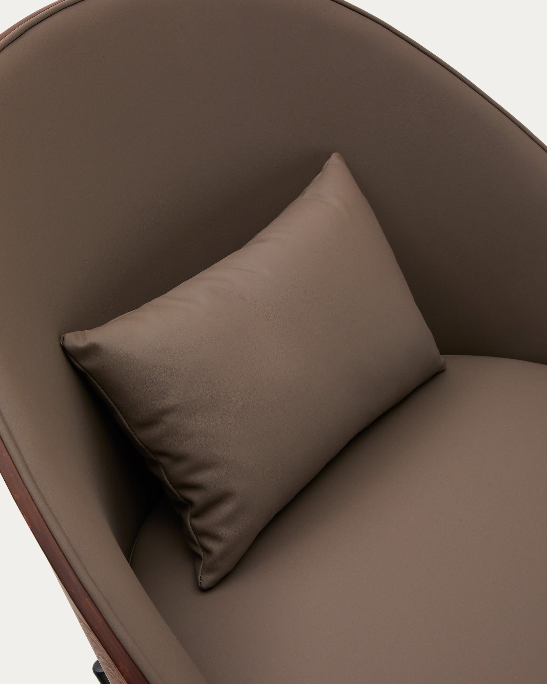 Eamy Sessel: Eleganter Sessel aus braunem Kunstleder und Nussbaum-Furnier, kombiniert mit einem stabilen Metallrahmen für zeitloses Design und Komfort.